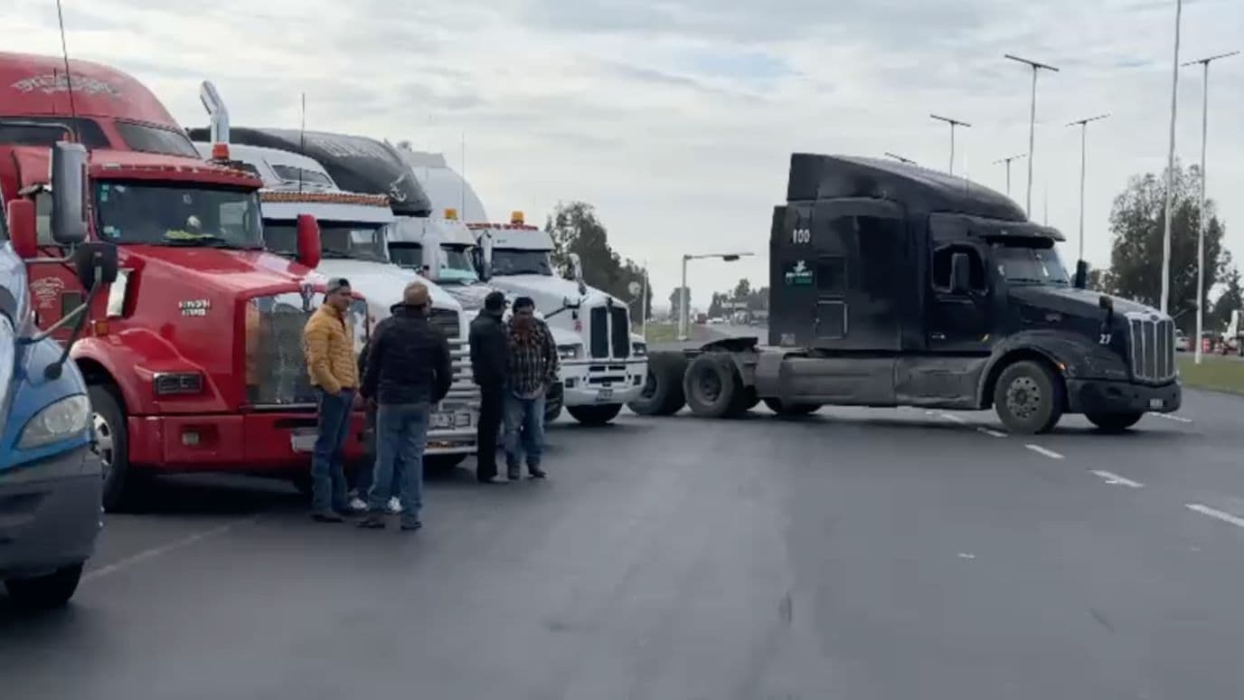 Transportistas en caseta de cobro Calera.