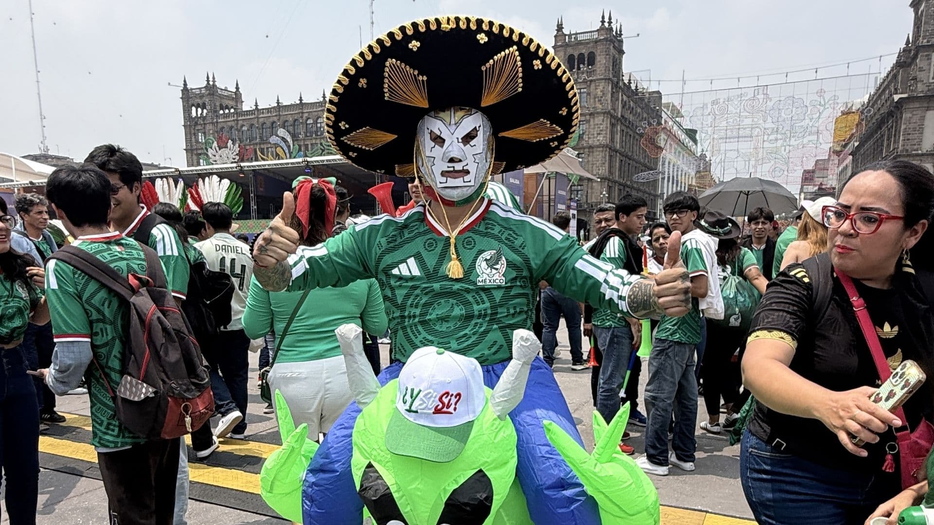 México vs. Inglaterra: Piden Evitar Peleas Clandestinas y Batallas con Trafitambos en Festejos. Foto: N+