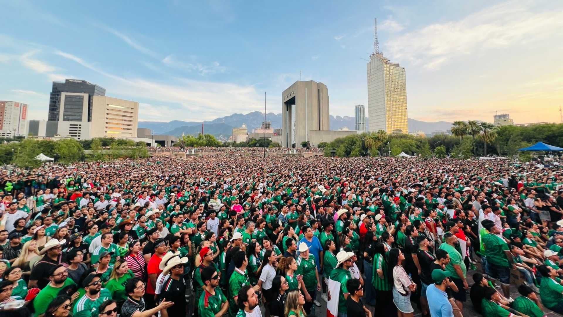 Aficionados abarrotan Macroplaza de Monterrey por partido de México vs Inglaterra