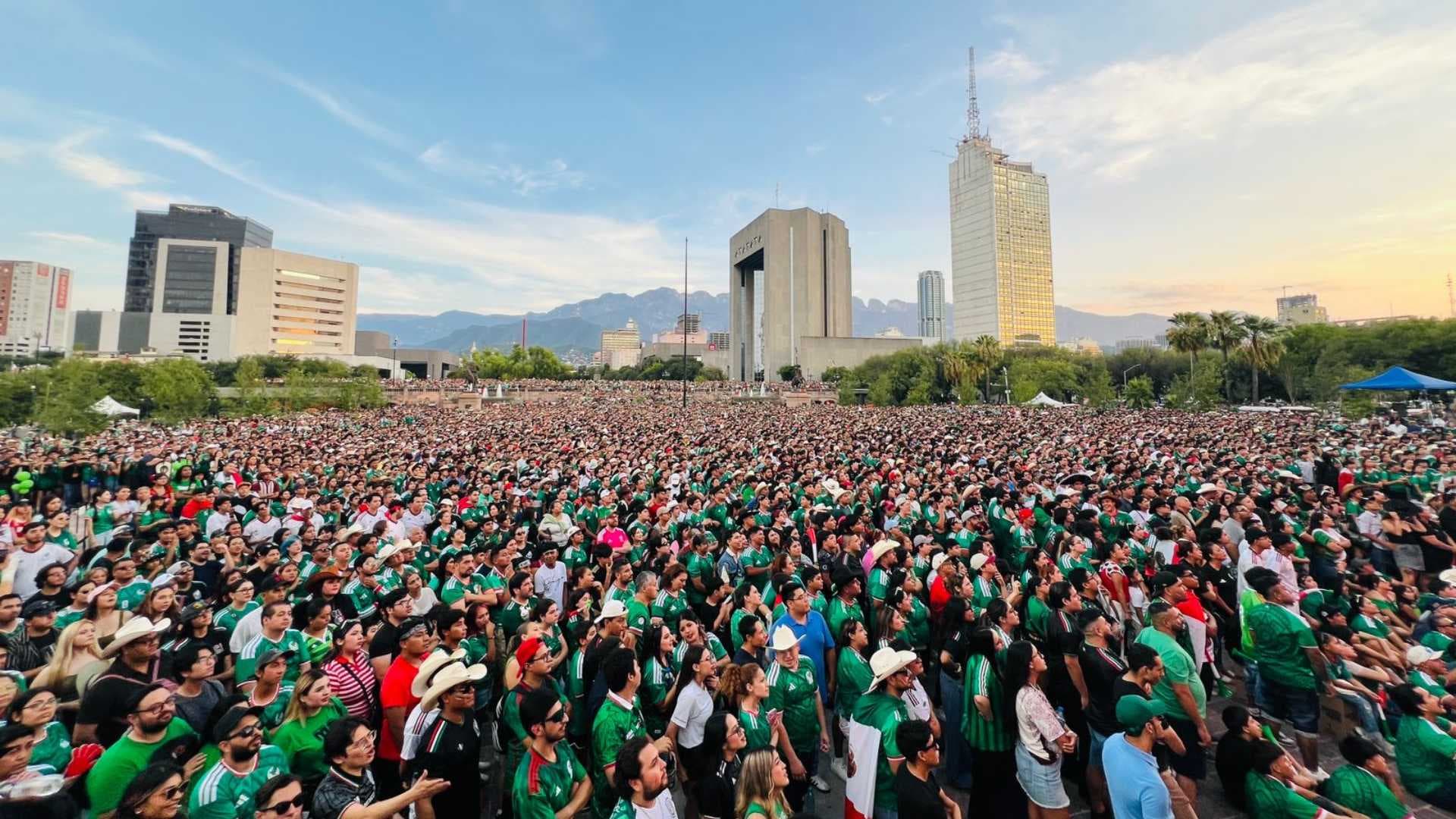 Aficionados abarrotan Macroplaza de Monterrey por partido de México vs Inglaterra