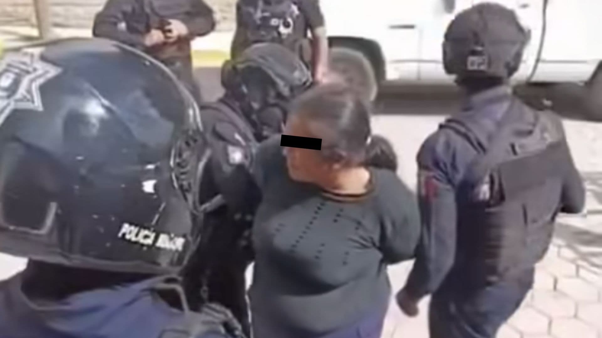 Mujer detenida tras retiro de reja en Amozoc.