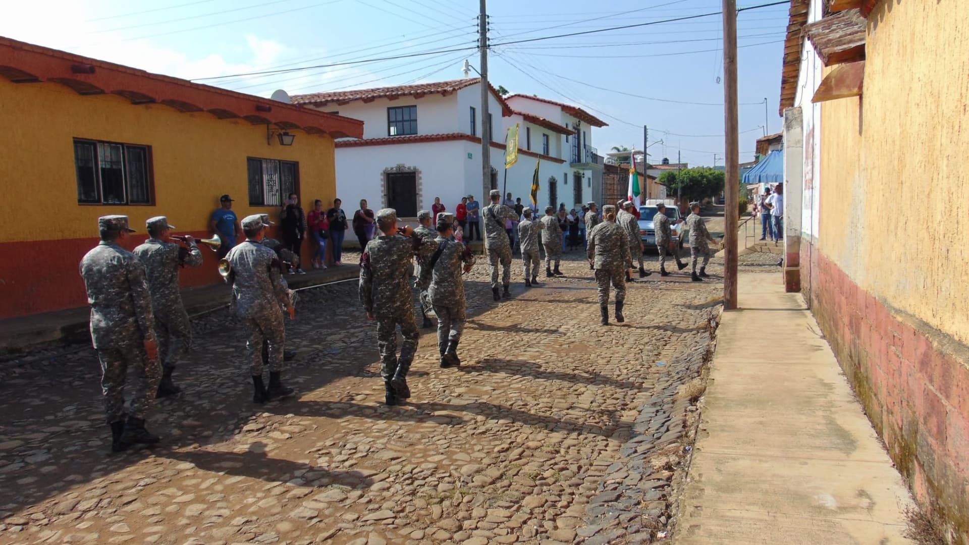Cadetes de una academia militarizada en Sayula, Jalisco, realizan una marcha