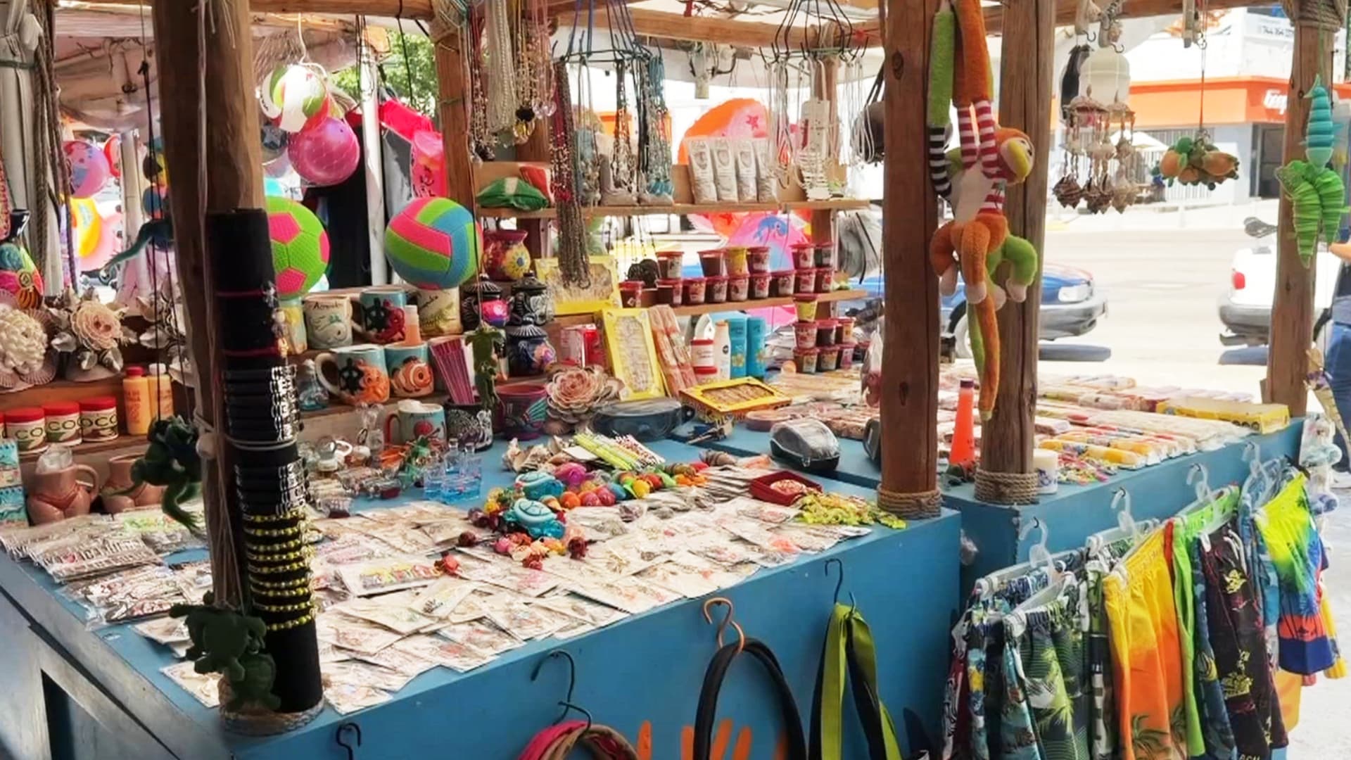 Puesto de artesanías en la costera Miguel Alemán, en Acapulco, Guerrero. Foto: N+