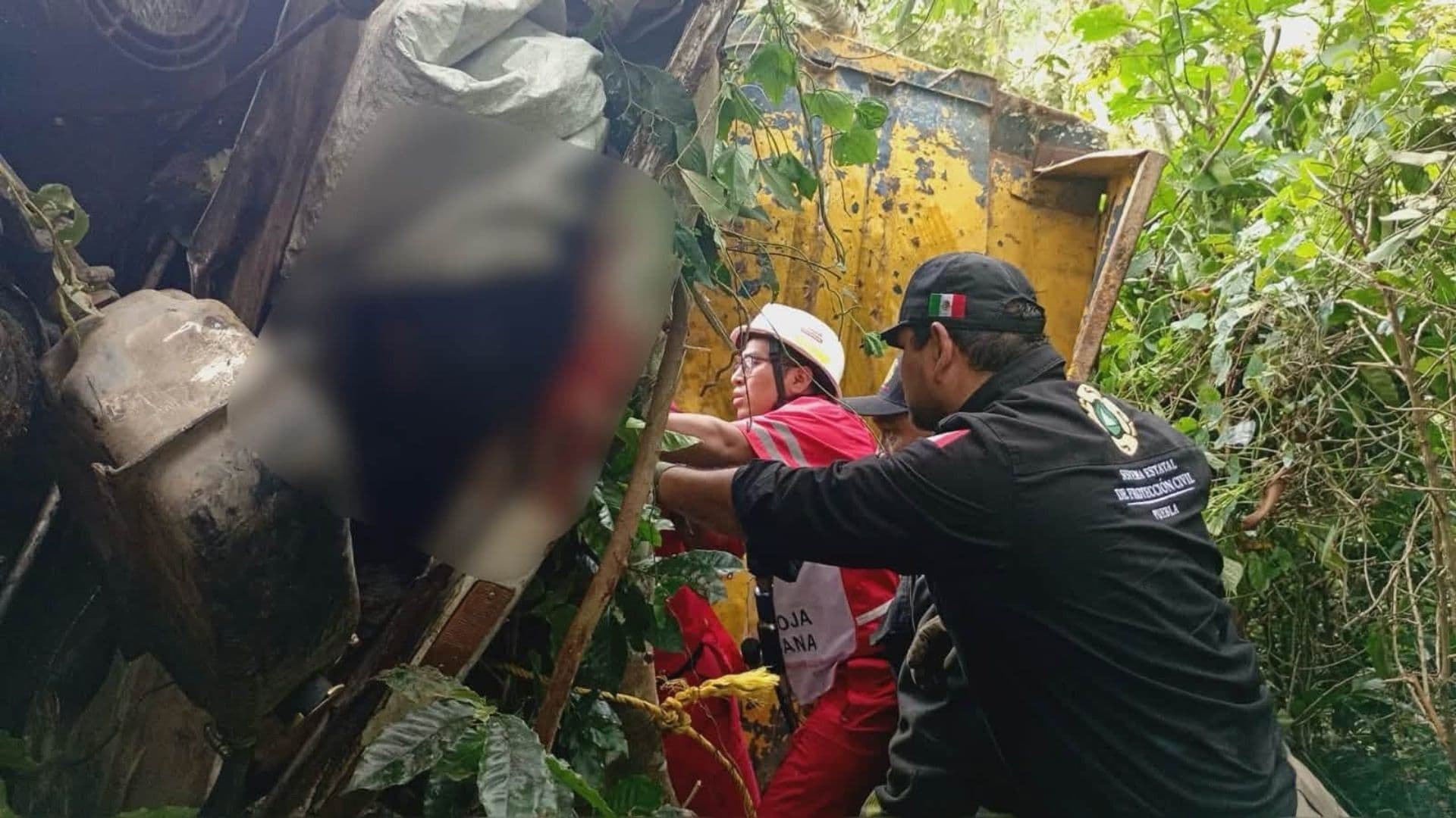 Camión de carga cae a barranco en Xicotepec, Puebla.