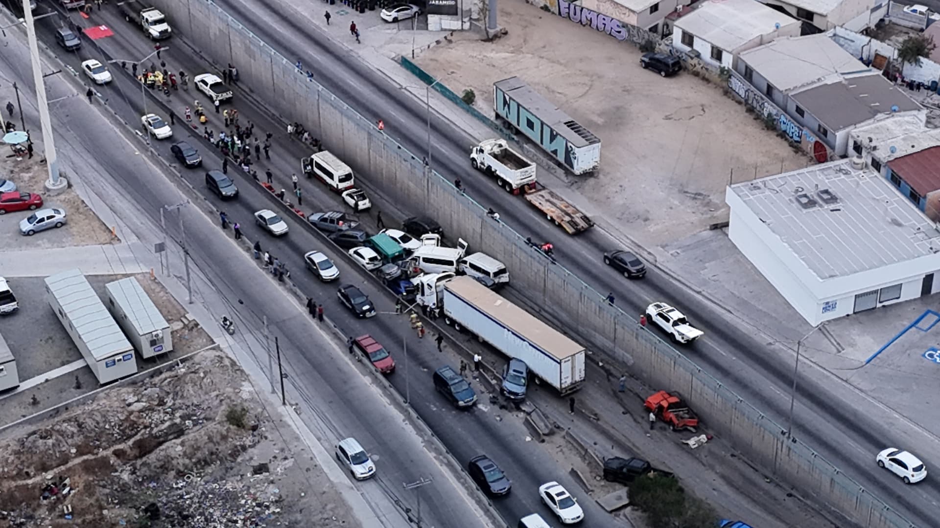 Carambola Involucra 34 Vehículos y Deja Seis Lesionados en Tijuana