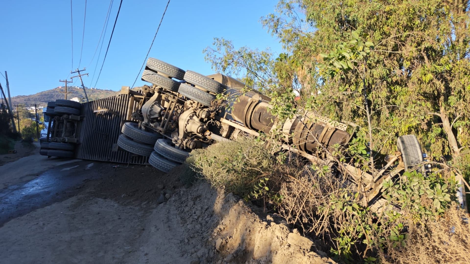 Vuelca Camión de Transporte de Personal Tras Choque con Tráiler en Natura, Tijuana