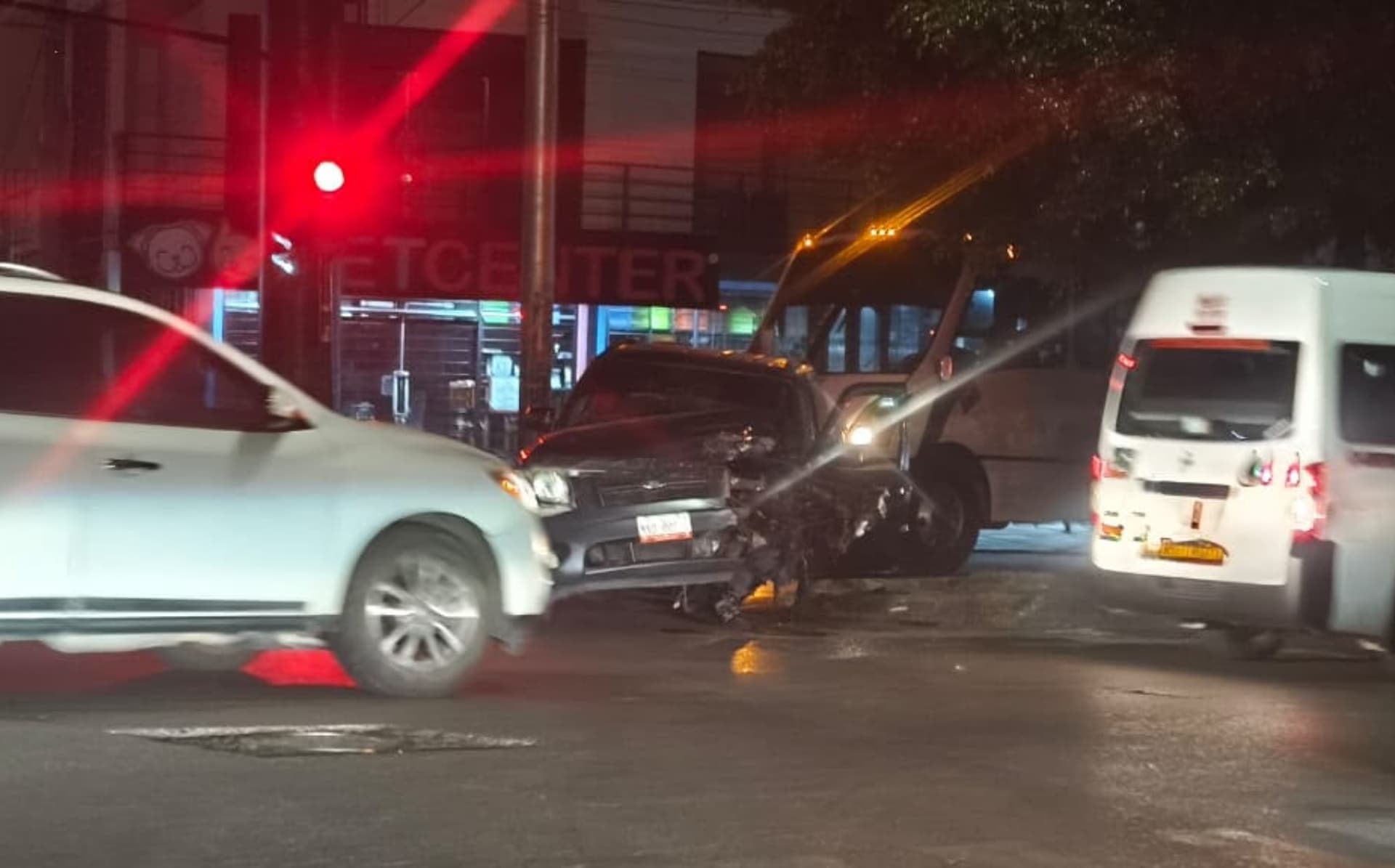 Conductores avisaron a las autoridades que por la oscuridad el vehículo no era visible.