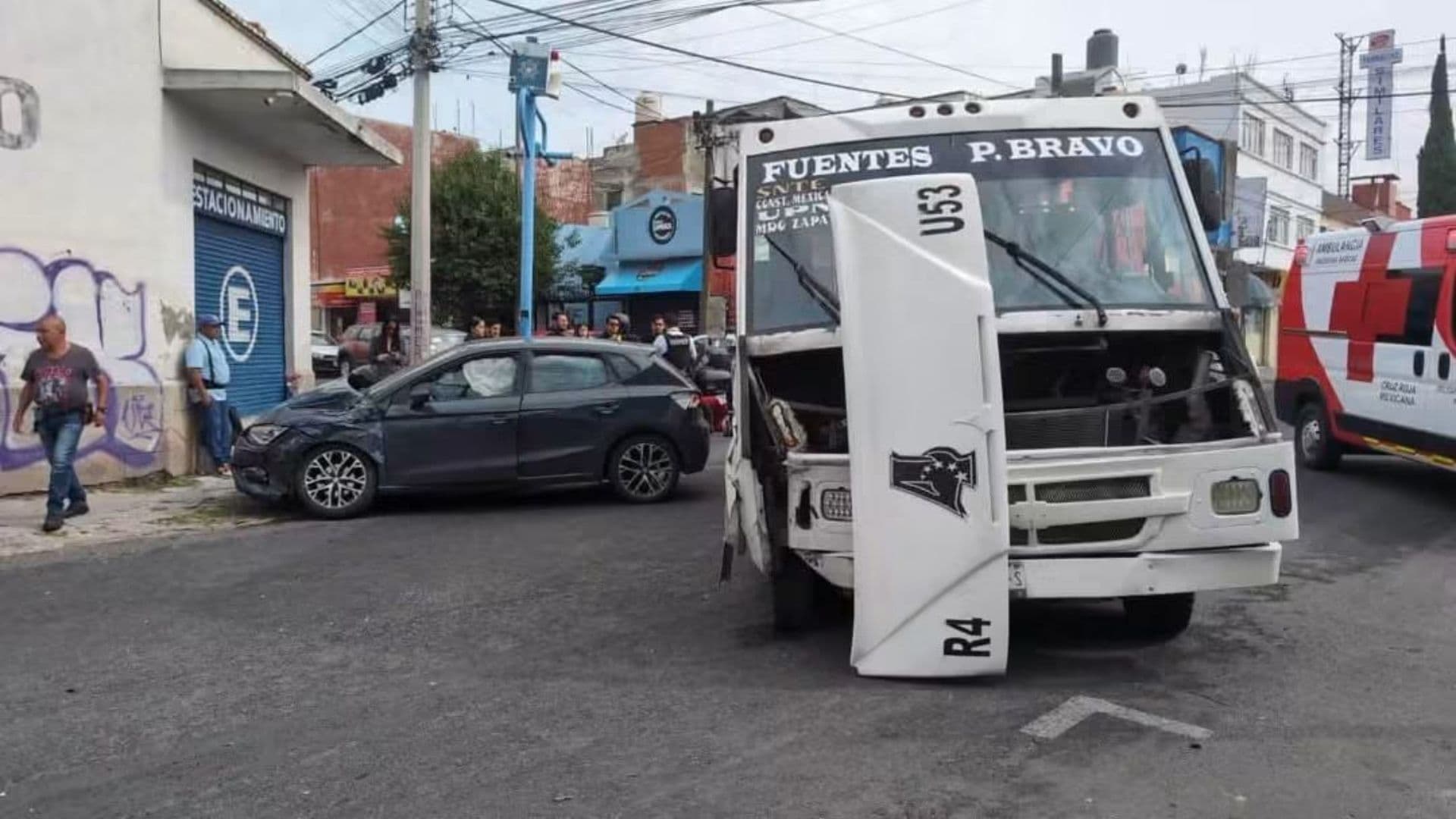 Accidente microbús y auto en Puebla.