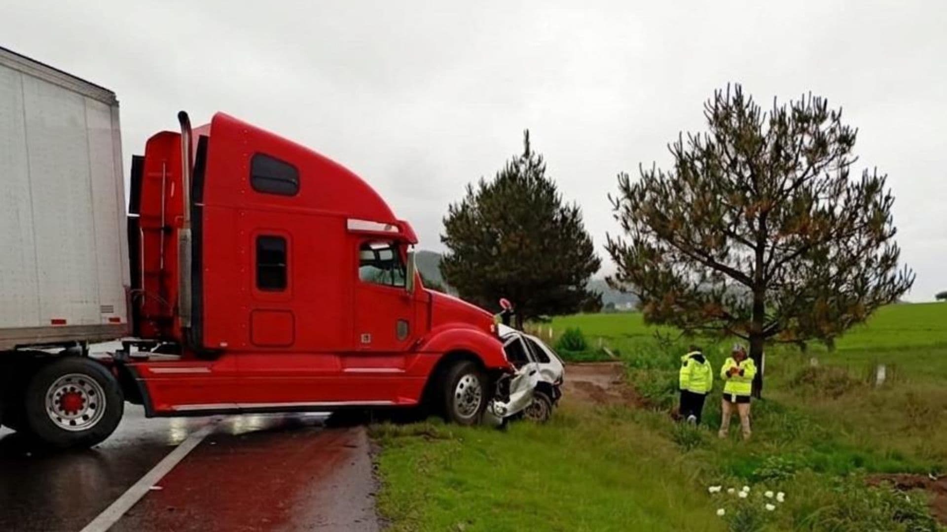 Cerrada la Autopista Amozoc-Perote por choque de tráiler y auto.