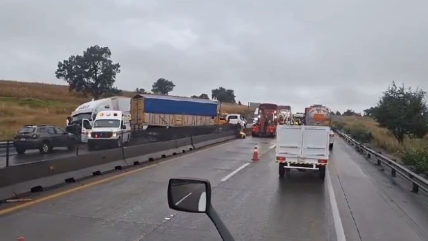 Accidente en Arco Norte deja tráfico intenso y tres lesionados.