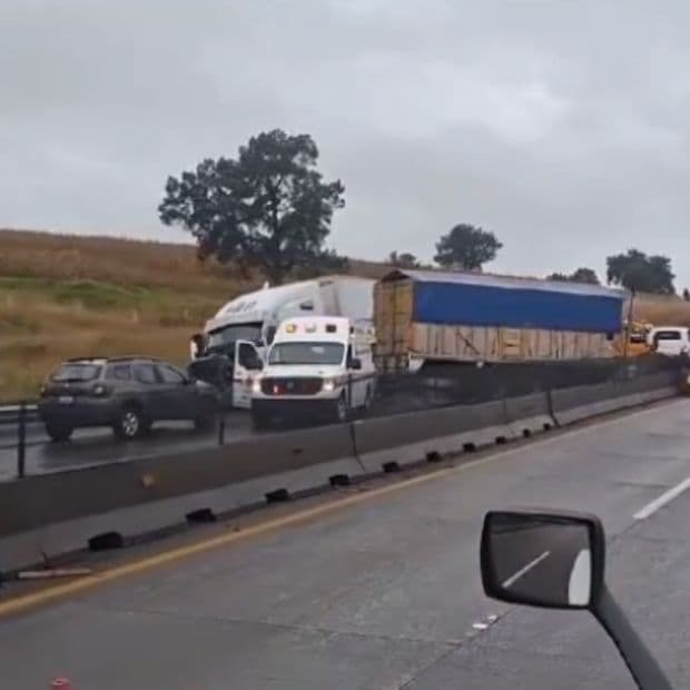 Choque Múltiple en Arco Norte; Dos Tráileres y Unidades de Emergencias Involucrados