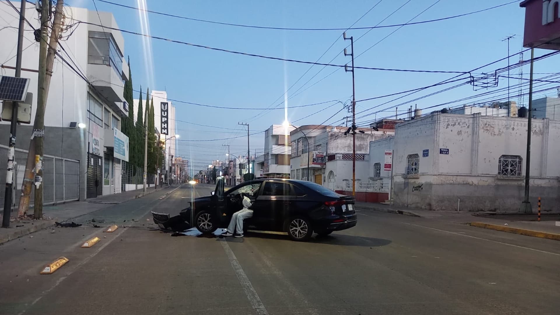 Auto choca contra poste en Puebla.