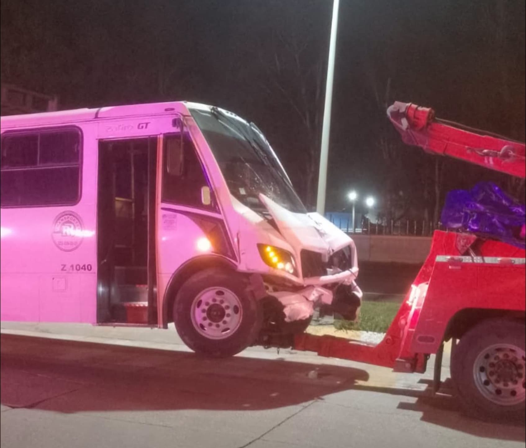 La unidad colectiva embistió la camioneta particular.