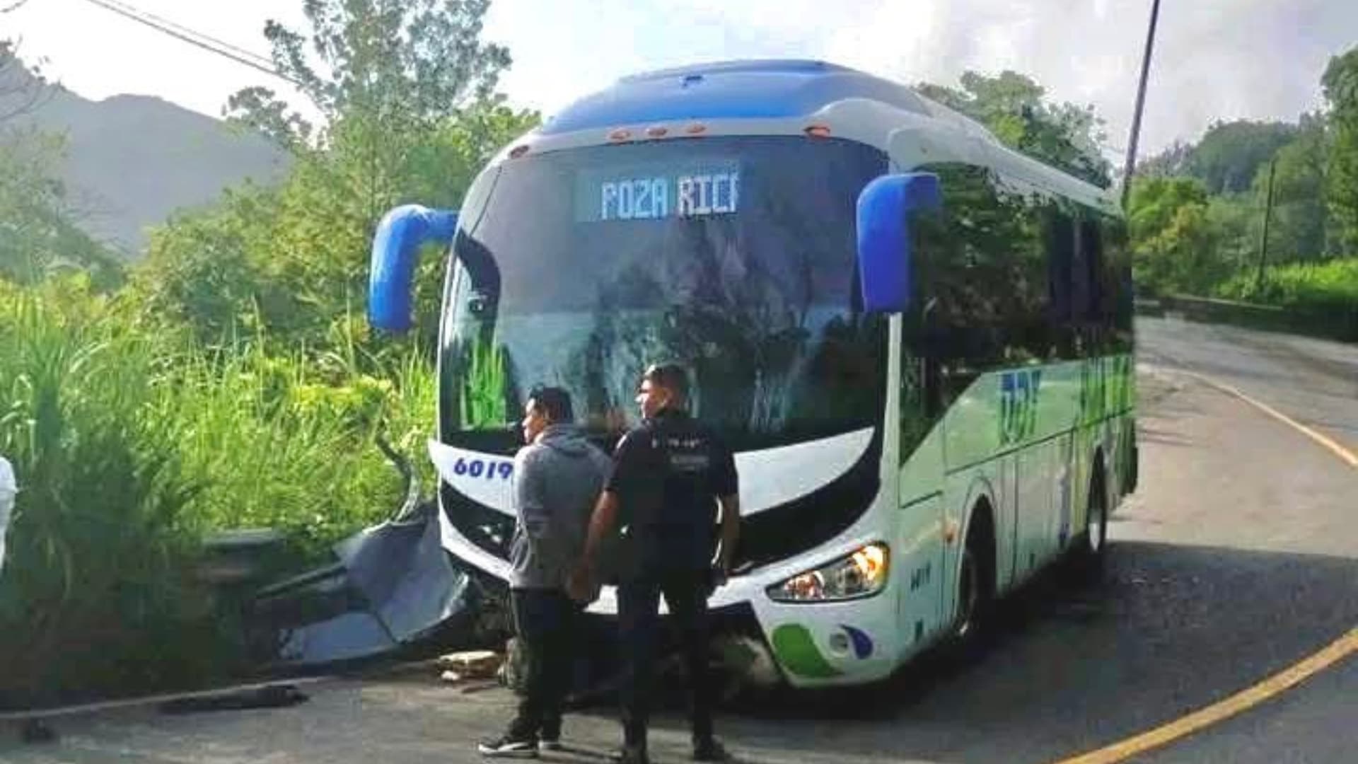 Muere niño tras choque de autobús de pasajeros en Puebla.