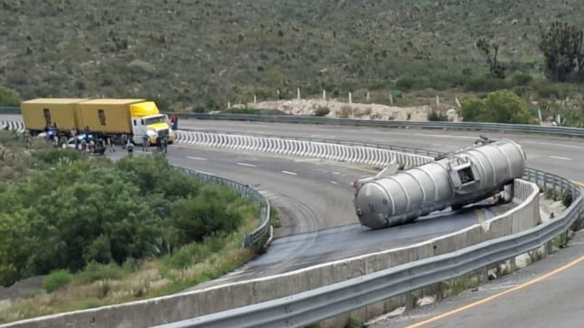 Cierre Total Paraliza Ambos Sentidos de la Autopista Puebla-Orizaba por Volcadura de Pipa