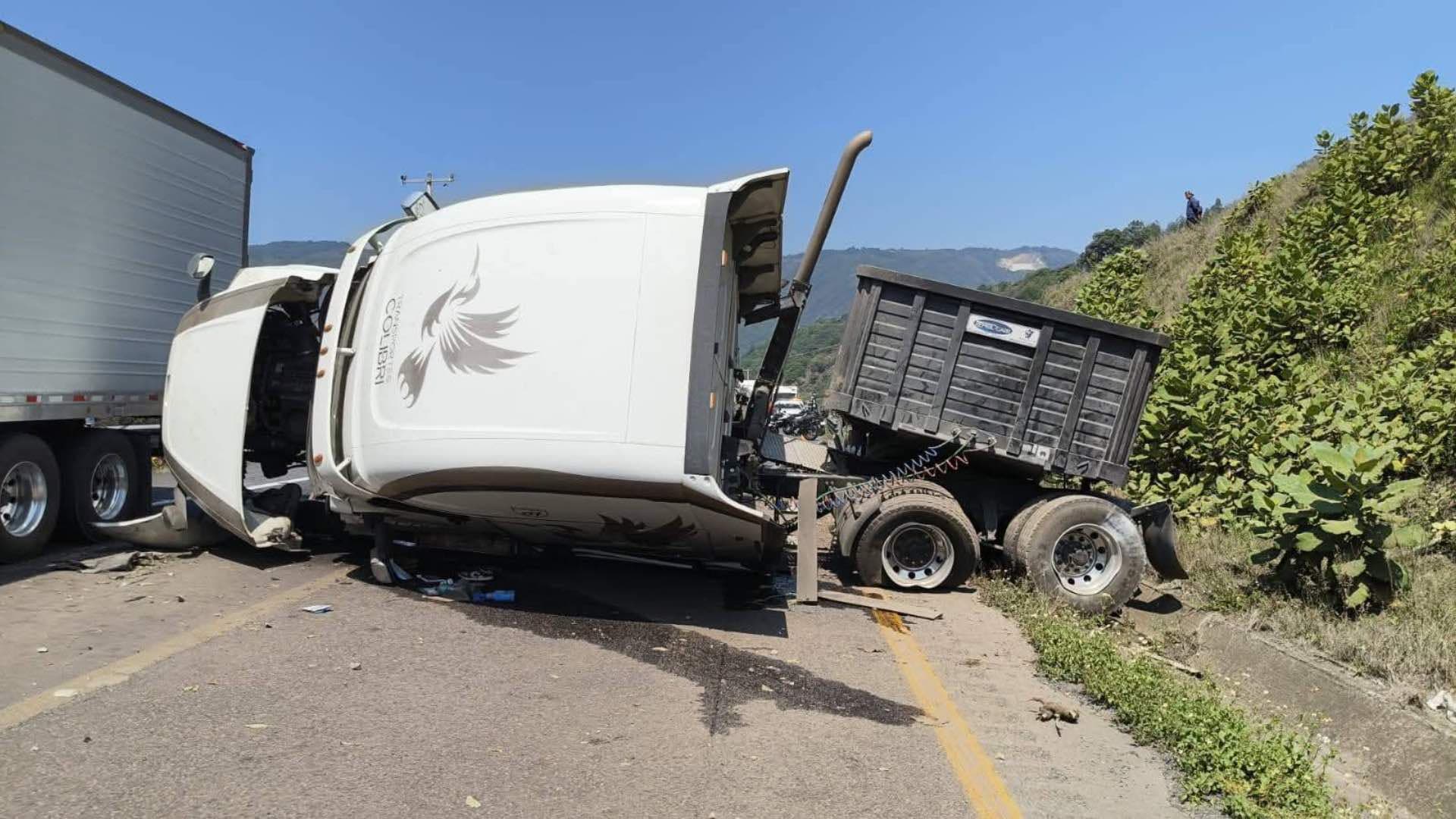 Volcadura de tráiler sobre la Autopista Puebla-Orizaba