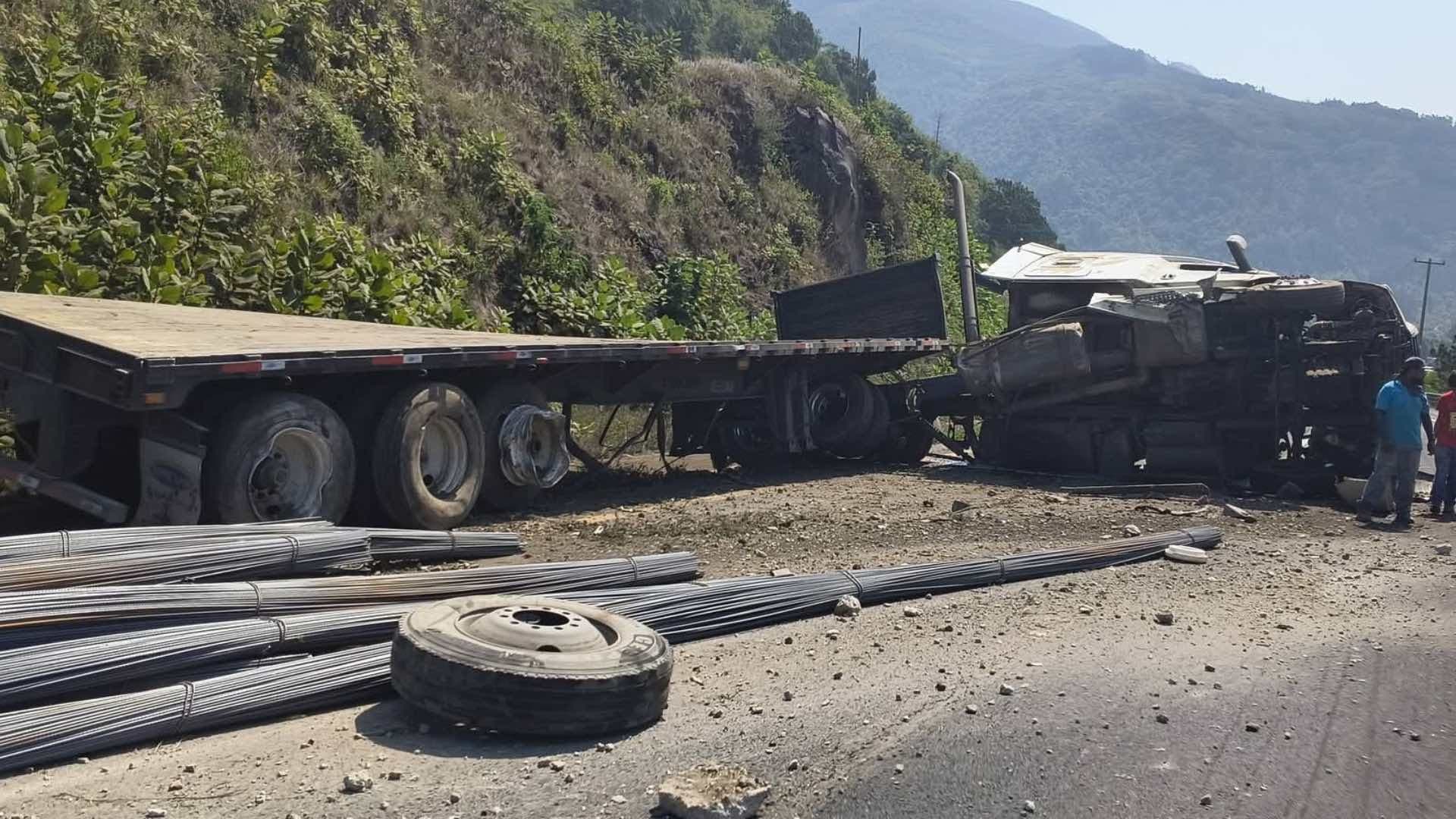 Cierre en la Autopista Puebla-Orizaba por volcadura.