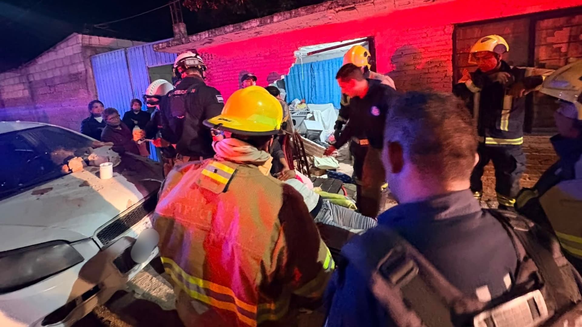 Automóvil Derriba Muro de una Casa y Lesiona a una Mujer en Puebla