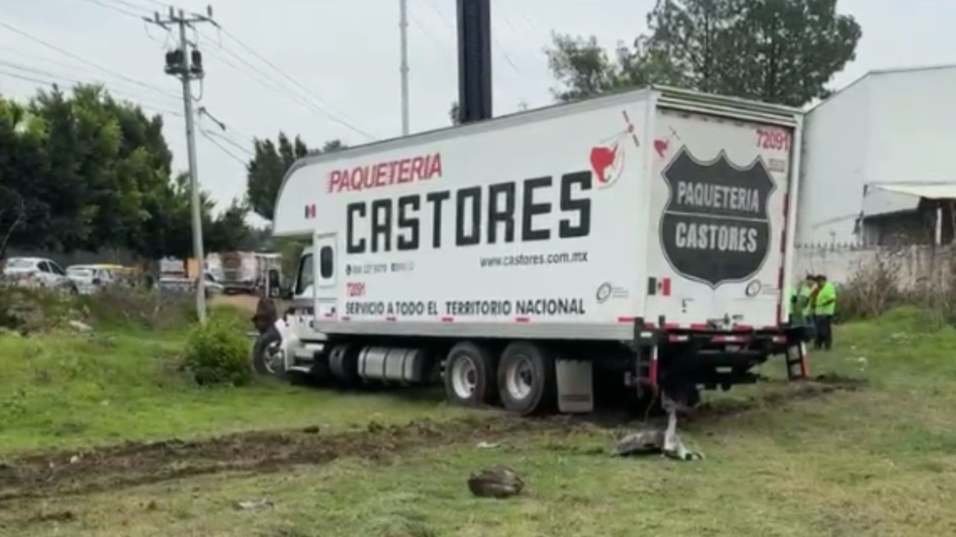 Camión de Castores accidente en la lateral de la Autopista México-Puebla
