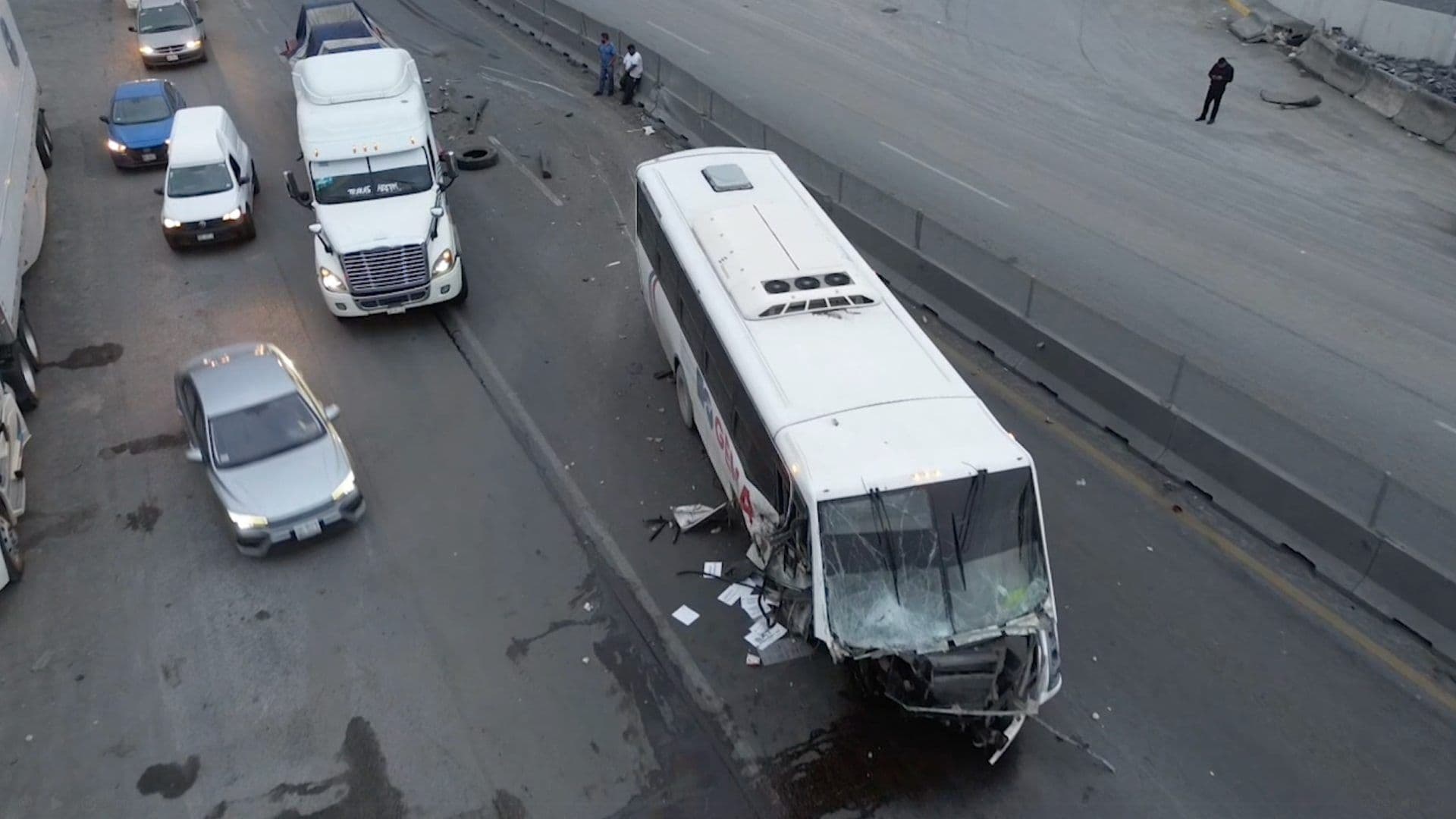 Choque entre Tráiler y Transporte de Personal Deja Un Lesionado en Escobedo, Nuevo León