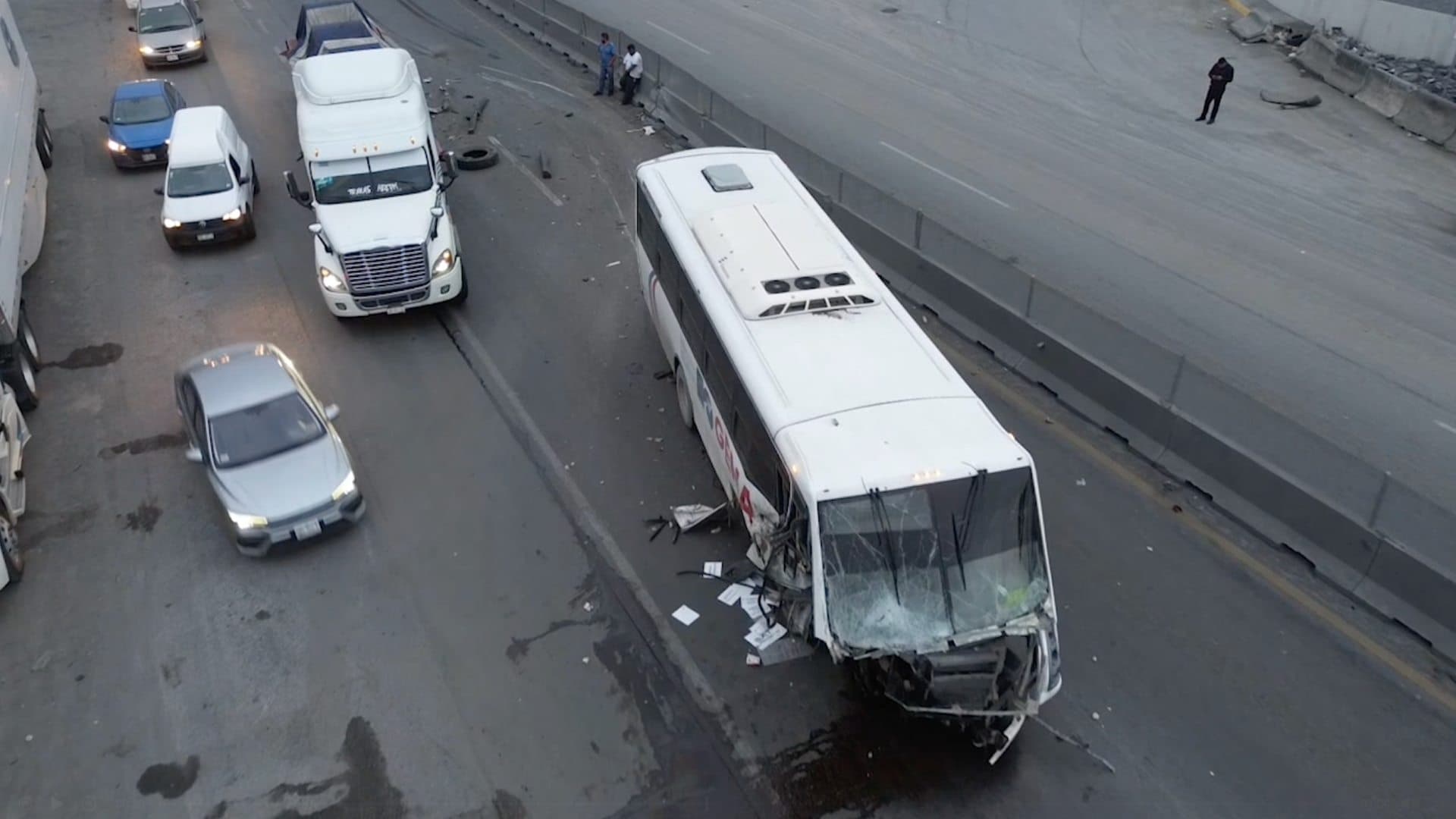 Choque entre Tráiler y Transporte de Personal Deja Un Lesionado en Escobedo, Nuevo León