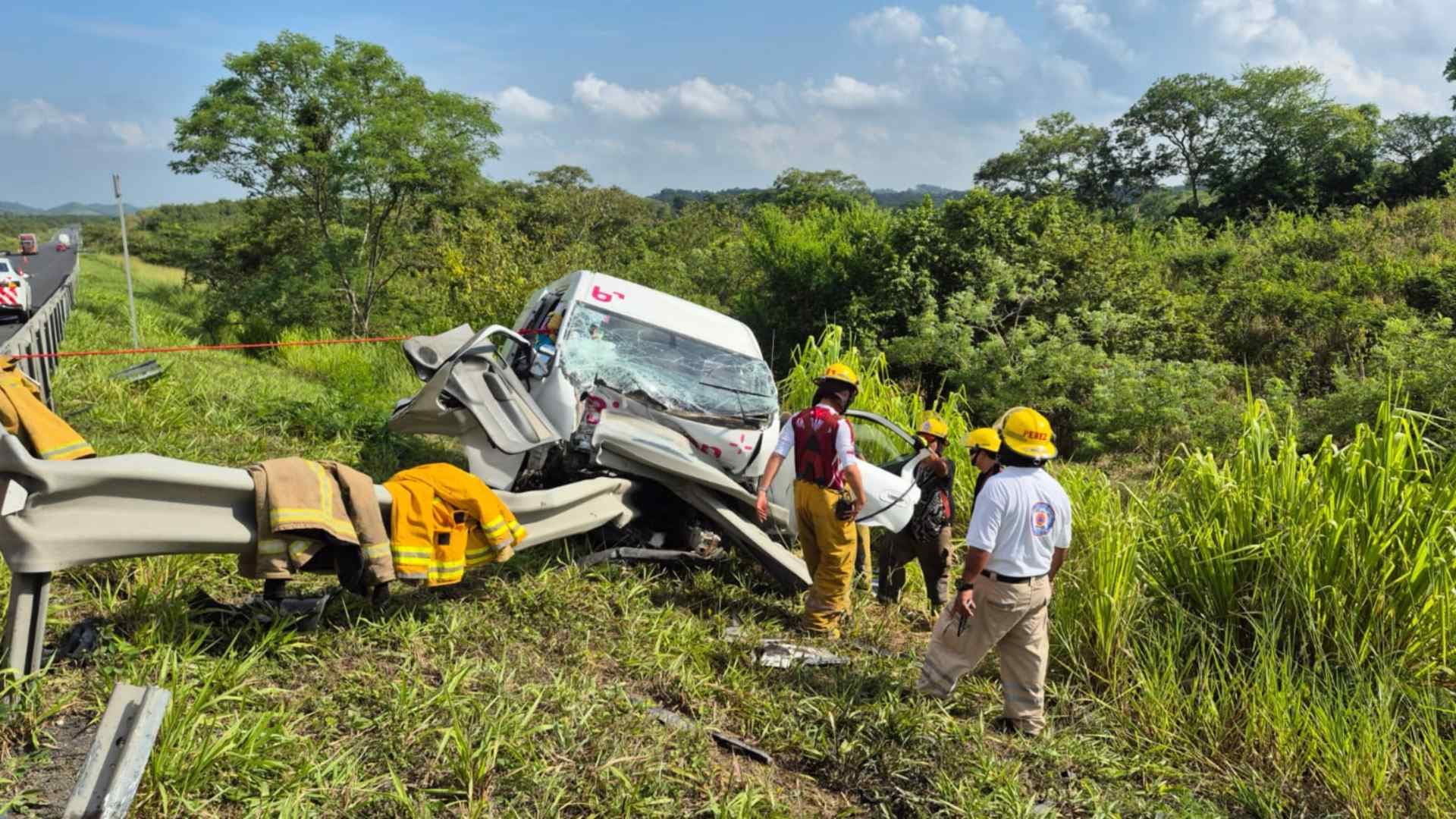 Equipos de emergencias rescatan a tres heridos luego de un aparatoso accidente Tamiahua, Veracruz