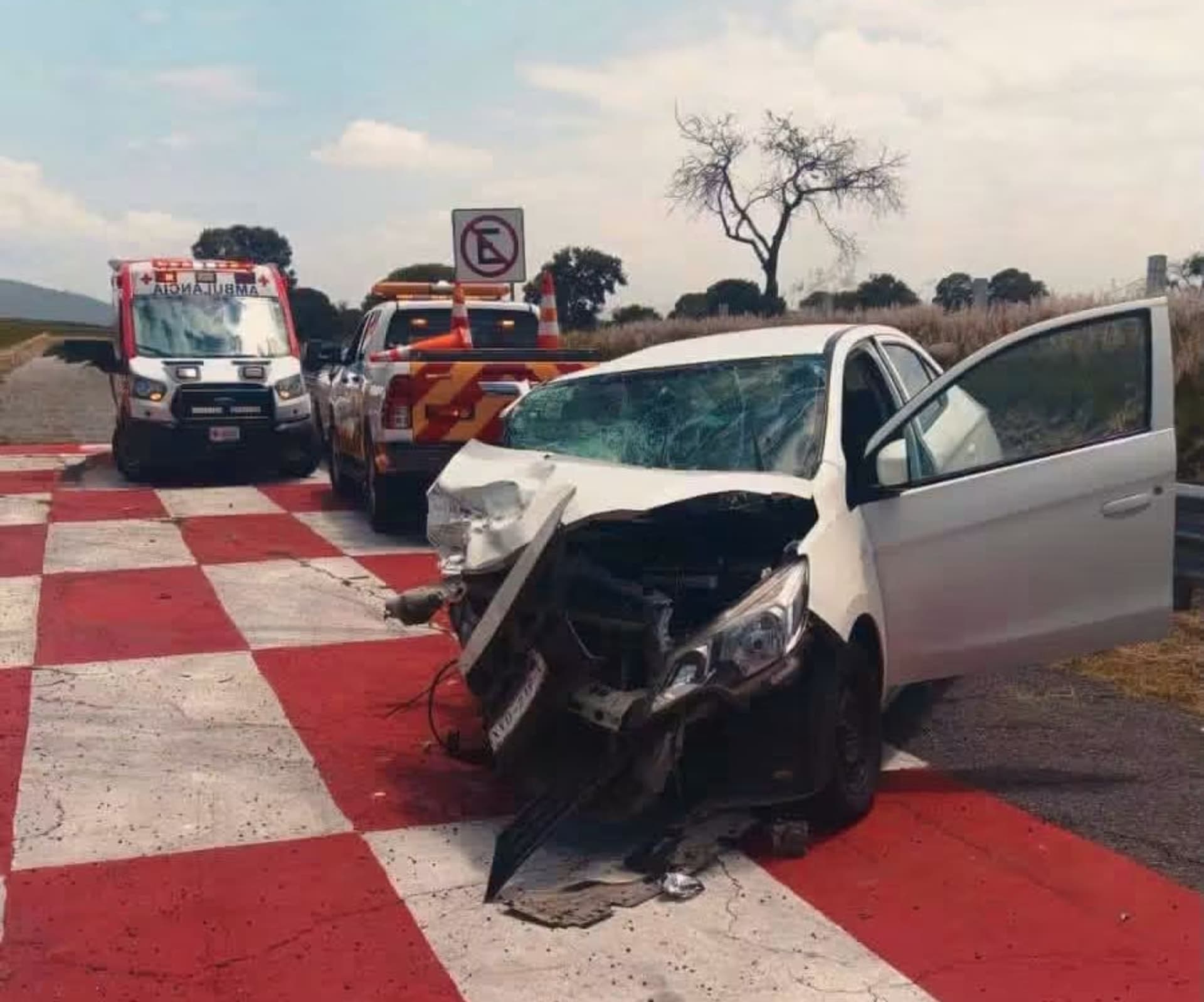 Tres vehículos protagonizaron el accidente este lunes.