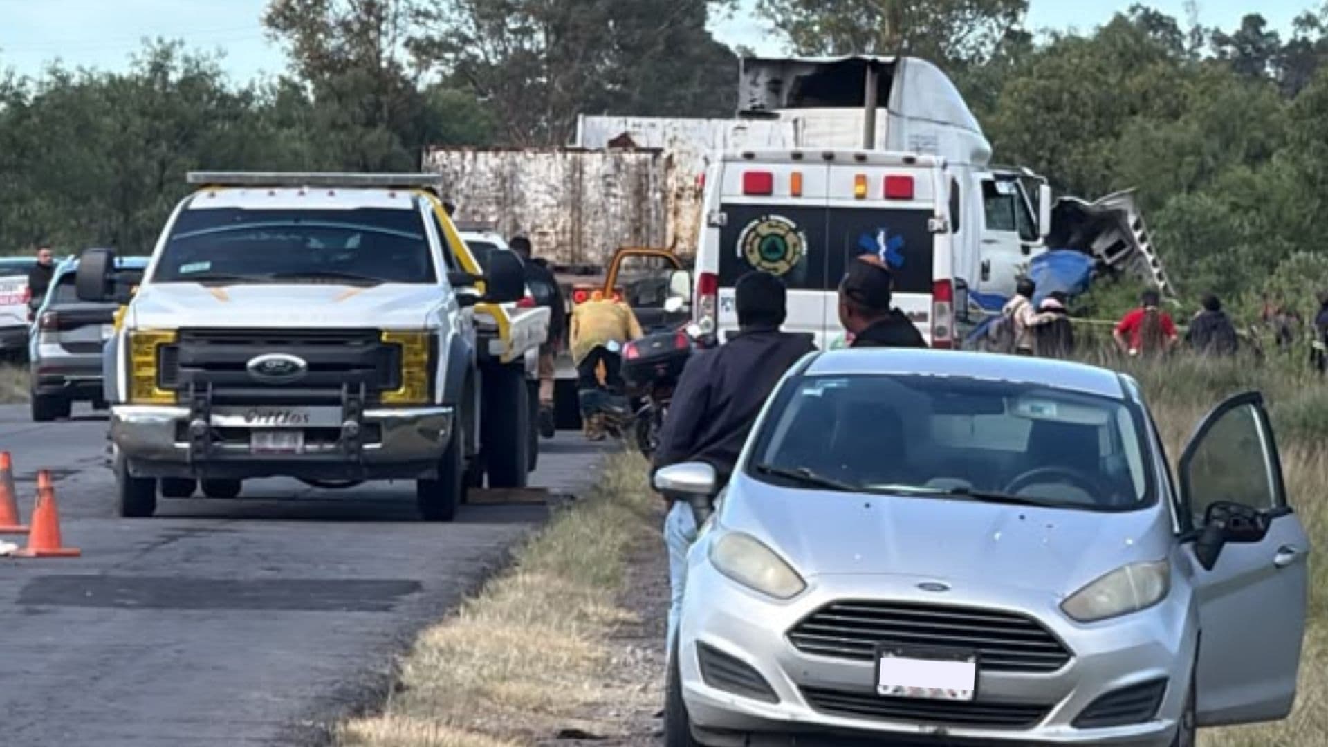 Tráiler Aplasta Auto Donde Viajaba Familia en Carretera del Edomex; Hay 4 Muertos