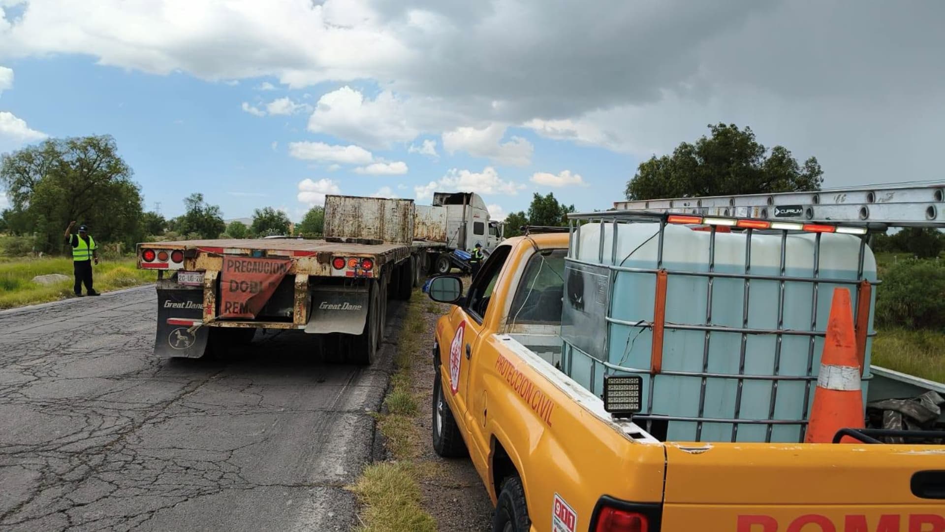 Tráiler Aplasta Auto Donde Viajaba Familia en Carretera del Edomex; Hay 4 Muertos