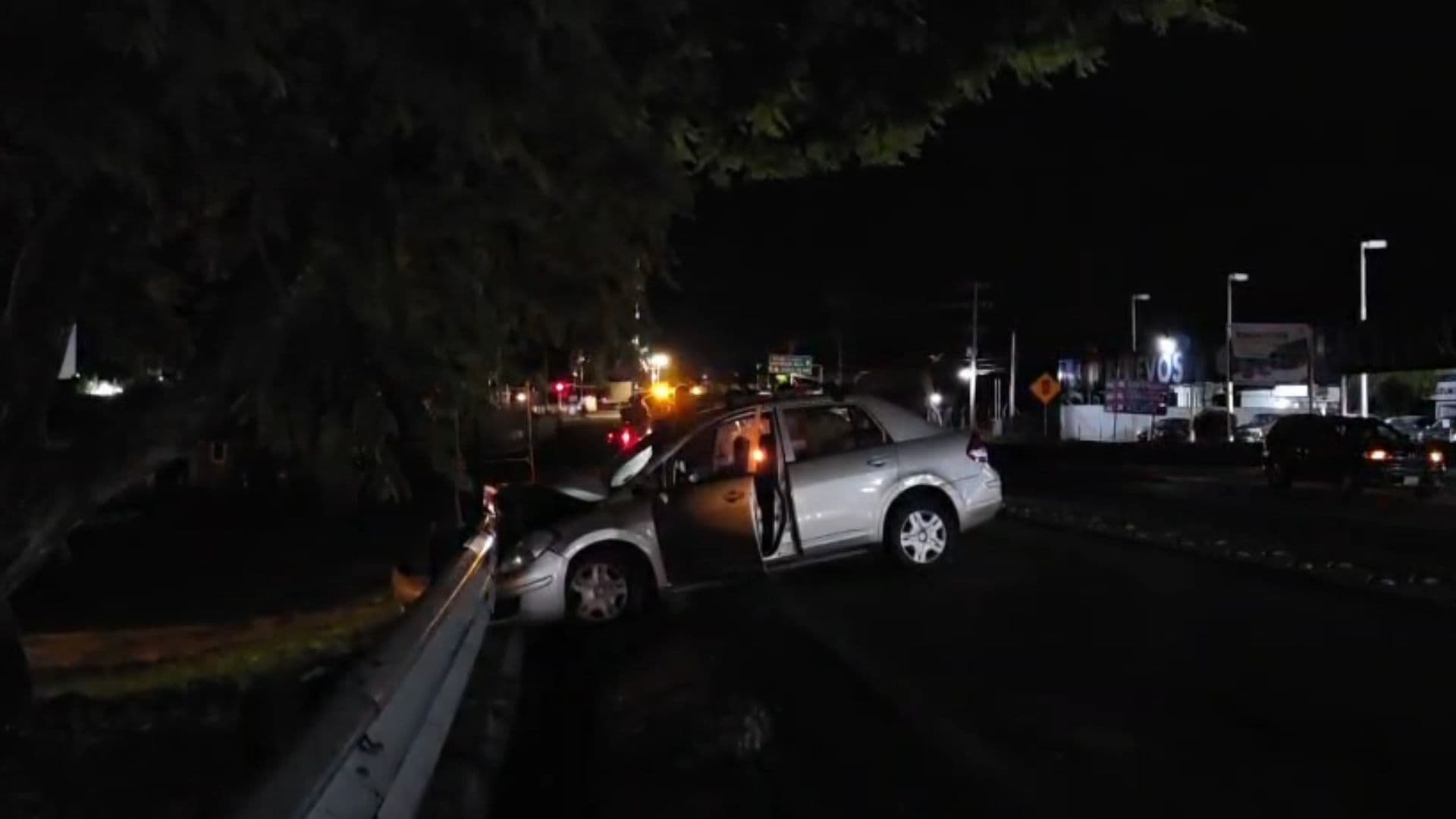 El coche fue de control se impactó contra la valla metálica.