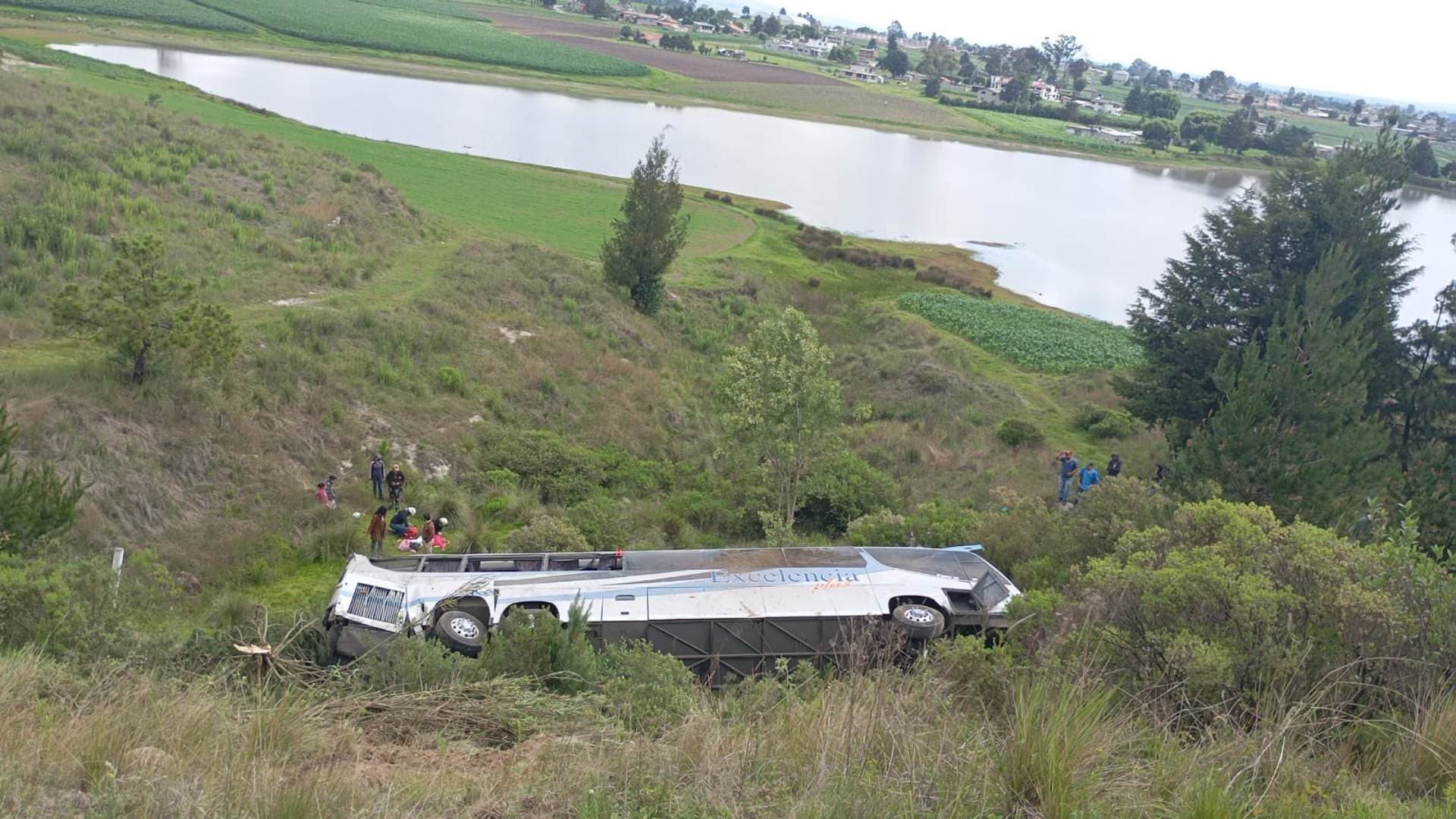 Autobús cae a barranco en autopista Toluca–Zitácuaro