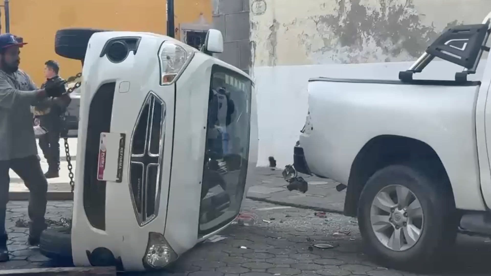 Volcadura en el Centro Histórico de Puebla moviliza a cuerpos de emergencias.