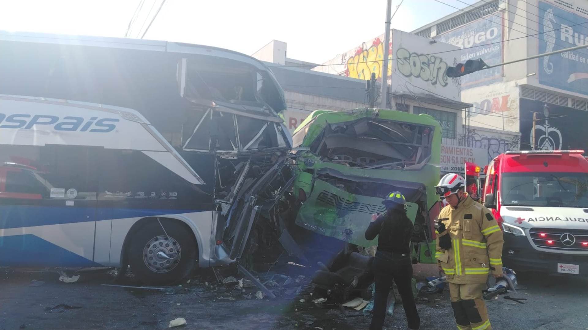 Aparatoso Choque en el Centro de Monterrey Deja Decenas de Personas Afectadas