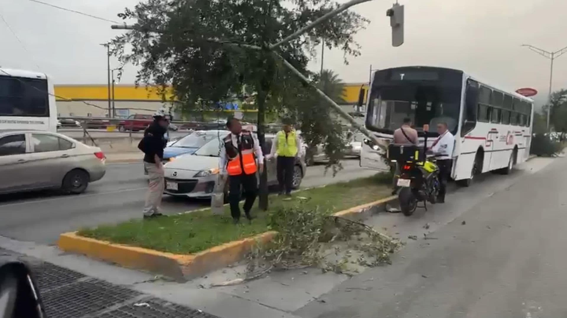 El camión de personal impactó diversos objetos ubicados a un costado de la vialidad.
