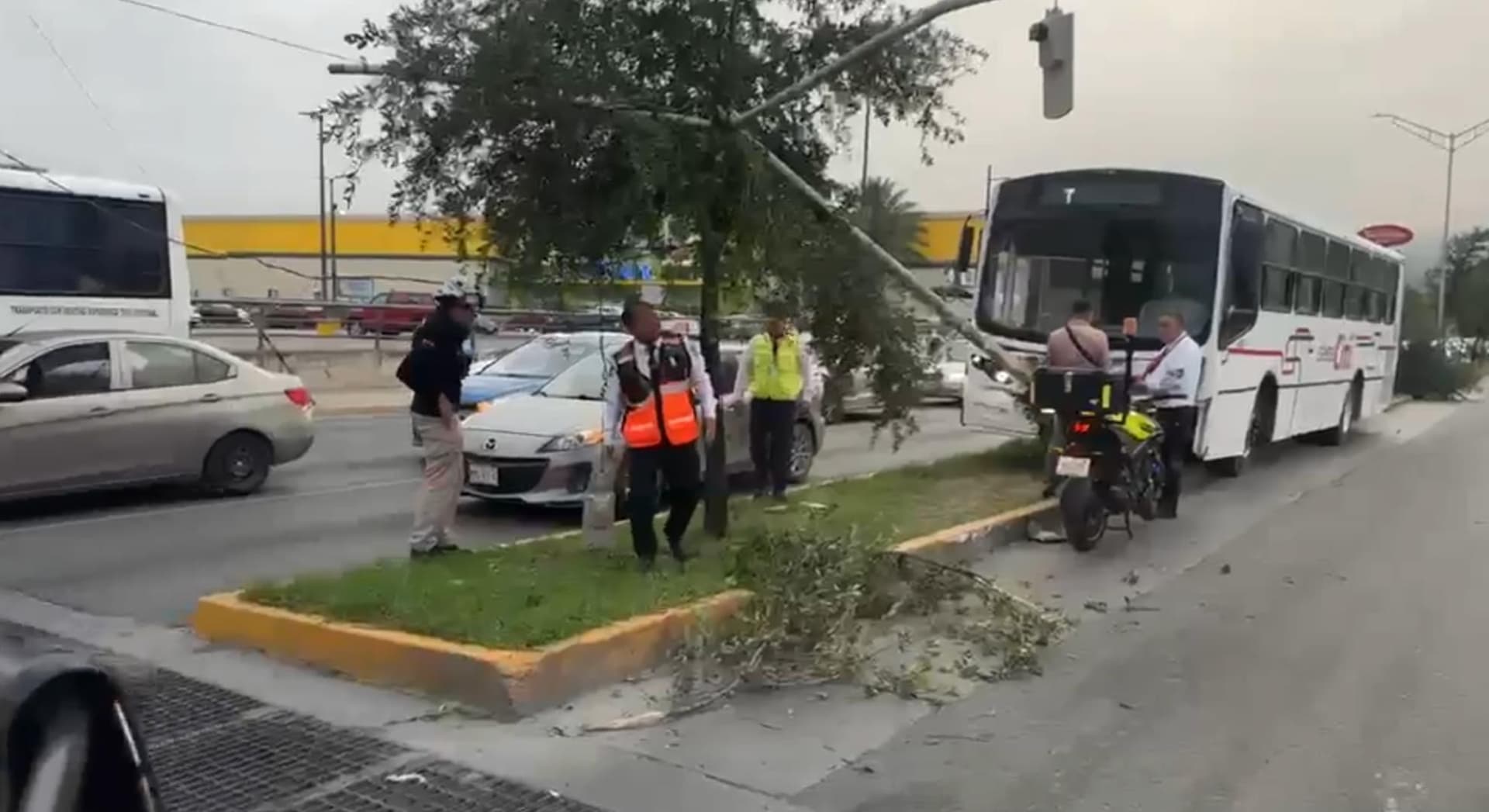 El camión de personal impactó diversos objetos ubicados a un costado de la vialidad.