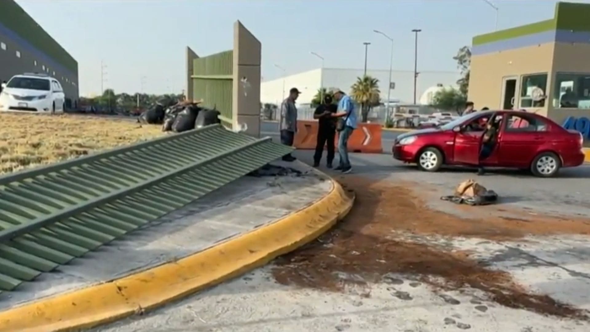 Automovilista sufre convulsión y termina contra barda de empresa; motociclista resulta lesionado