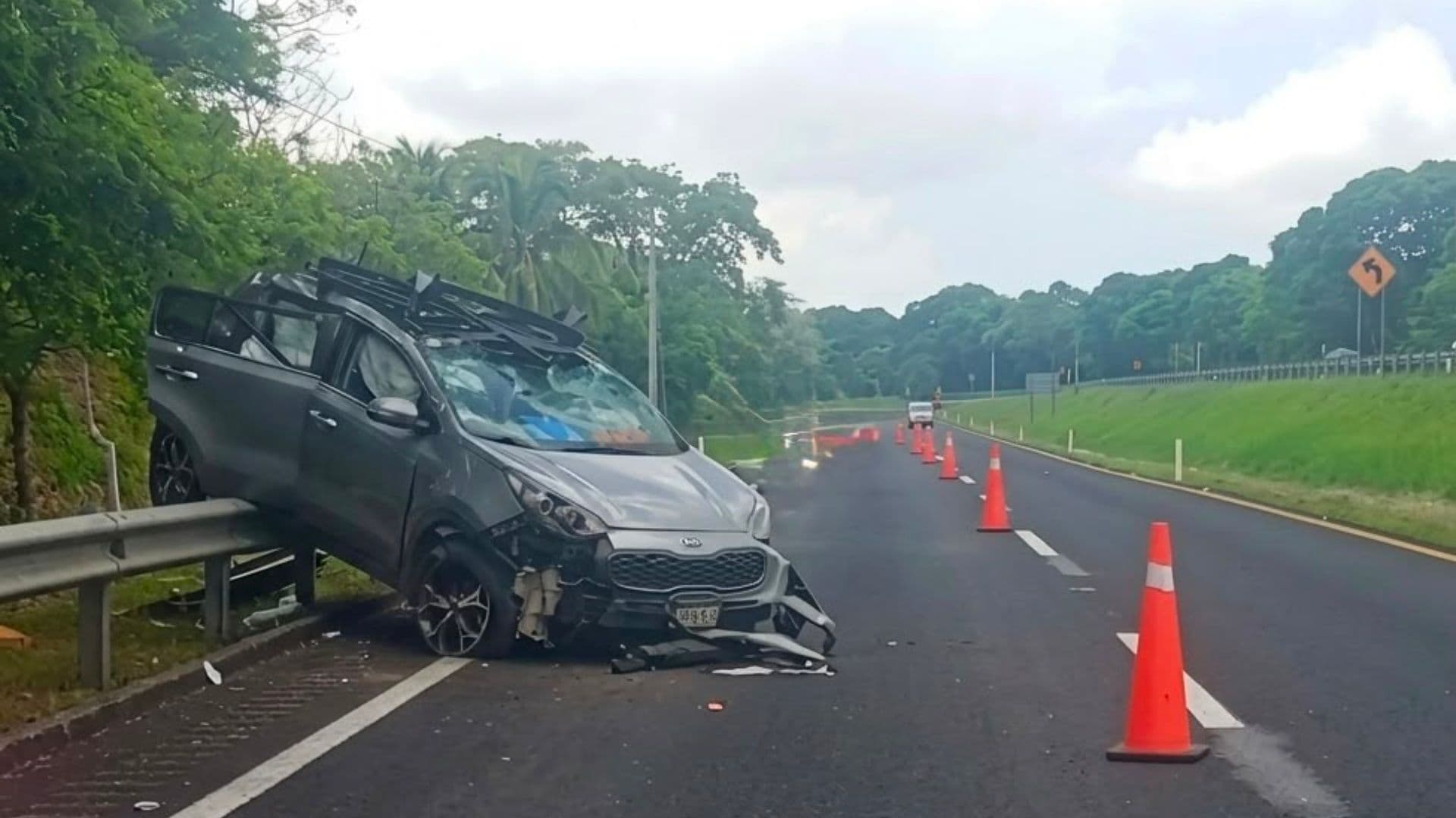 La mujer falleció al instante luego de terminar con su auto sobre la barrera de contención. Foto: Cristina Juarez Del Sue