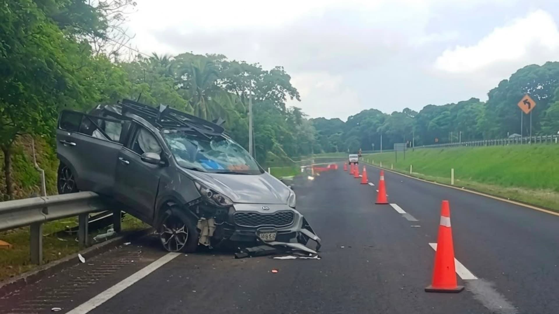 La mujer falleció al instante luego de terminar con su auto sobre la barrera de contención. Foto: Cristina Juarez Del Sue