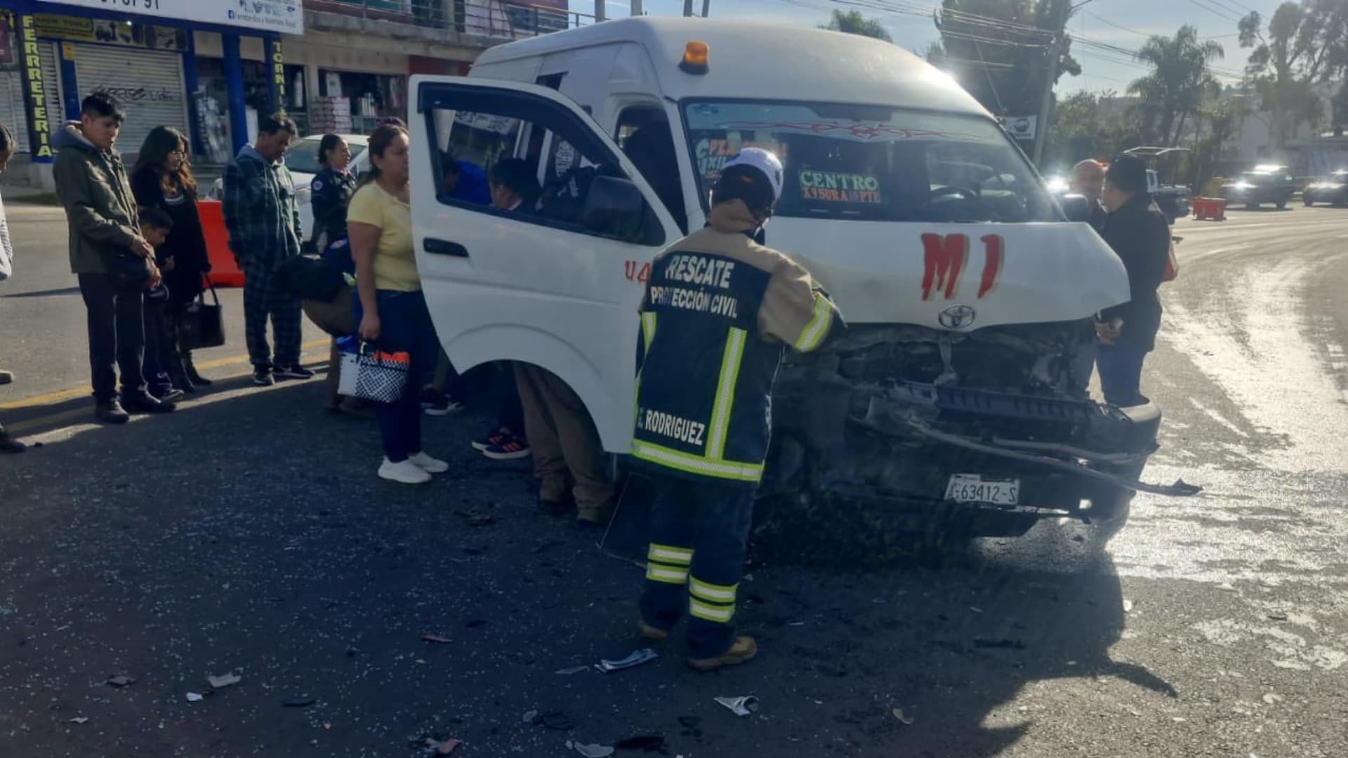 Choque entre auto y transporte público moviliza a cuerpos de emergencias en Puebla