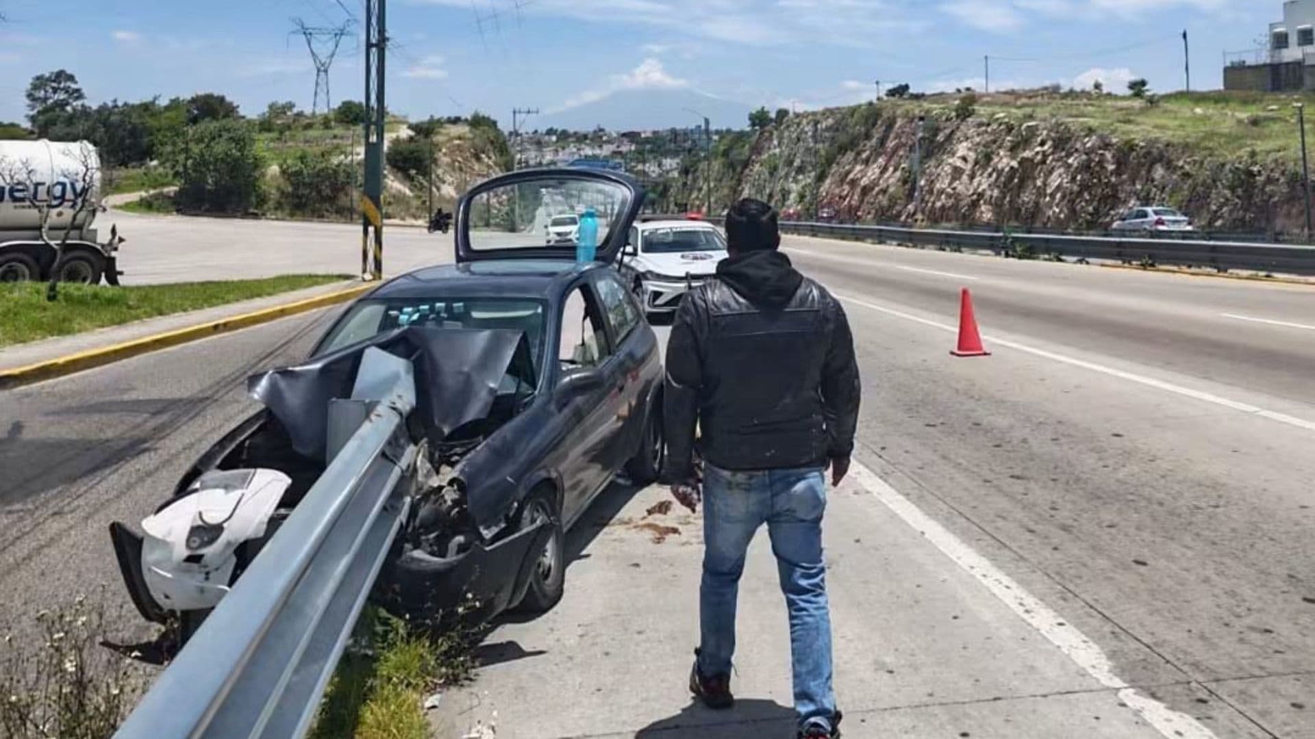 El coche se detrozó del frente en el Periférico Ecológico.