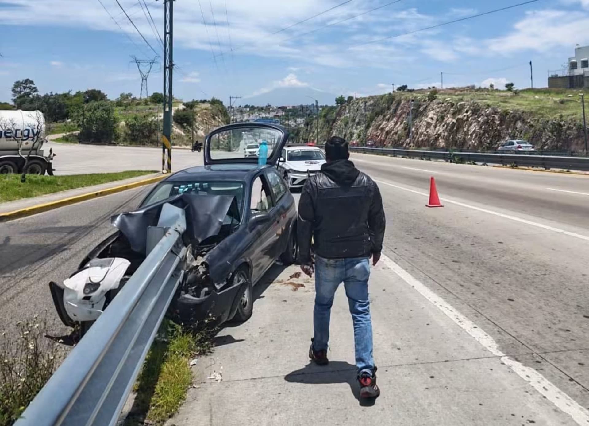 El coche se detrozó del frente en el Periférico Ecológico.