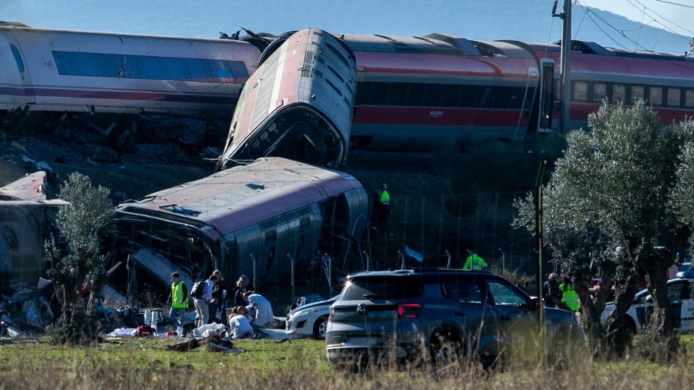Equipos de emergencia laboran en el choque de dos trenes en Toledo, España