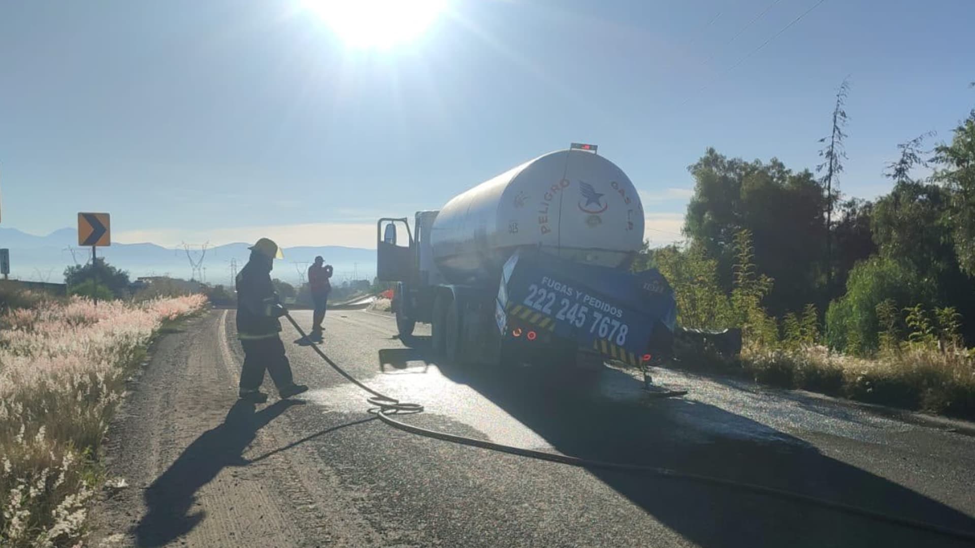 Accidente de pipa y tráiler en la Puebla-Orizaba provoca cierre total.