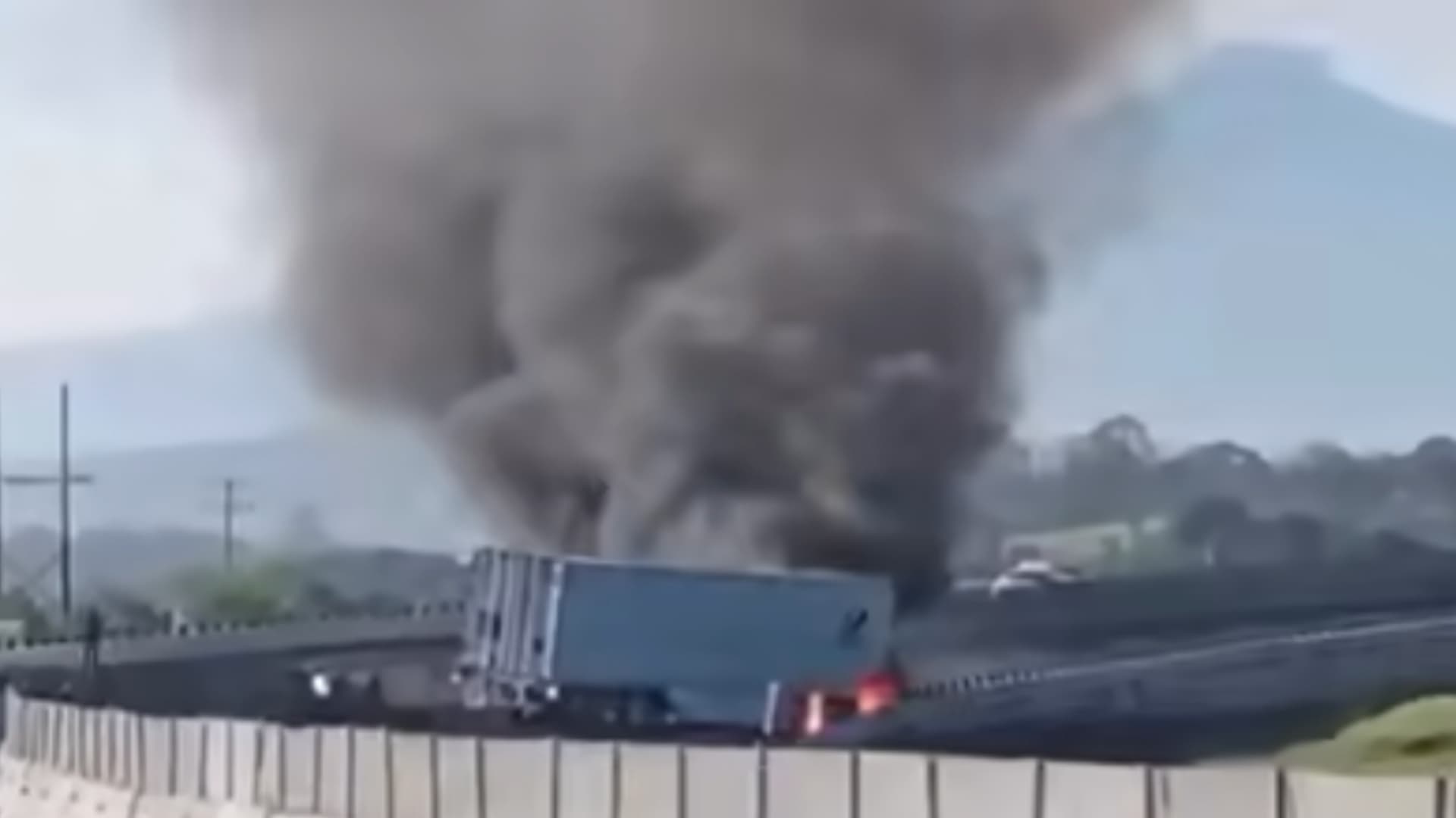Incendio de tráiler en Tlaxcala sobre la México-Veracruz.