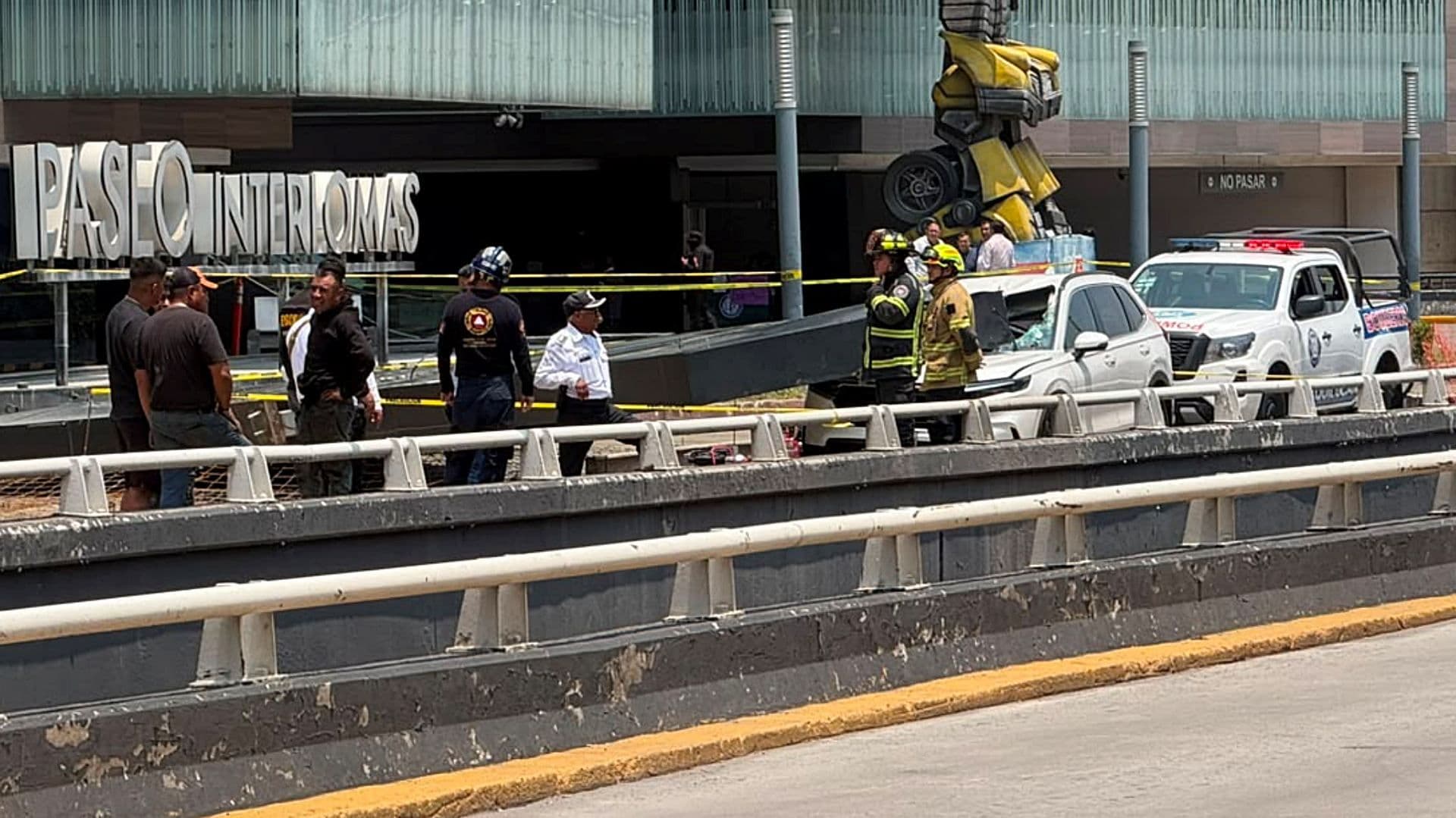 Estructura cae sobre vehículo que circulaba en Interlomas, Edomex. Foto: N+