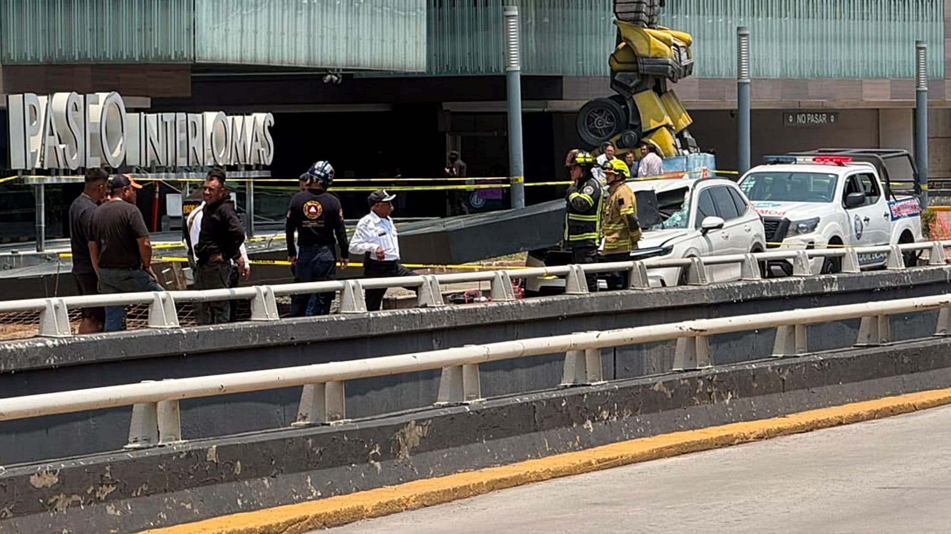 Enorme Estructura Cae Sobre Vehículo en Interlomas: Video del Momento que Dejó un Muerto