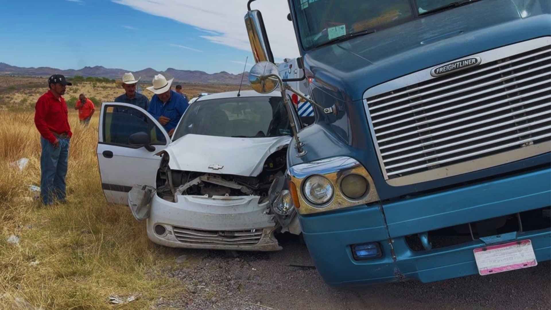 Camión pierde el control y choca contra auto en “Las curvas del Perico”