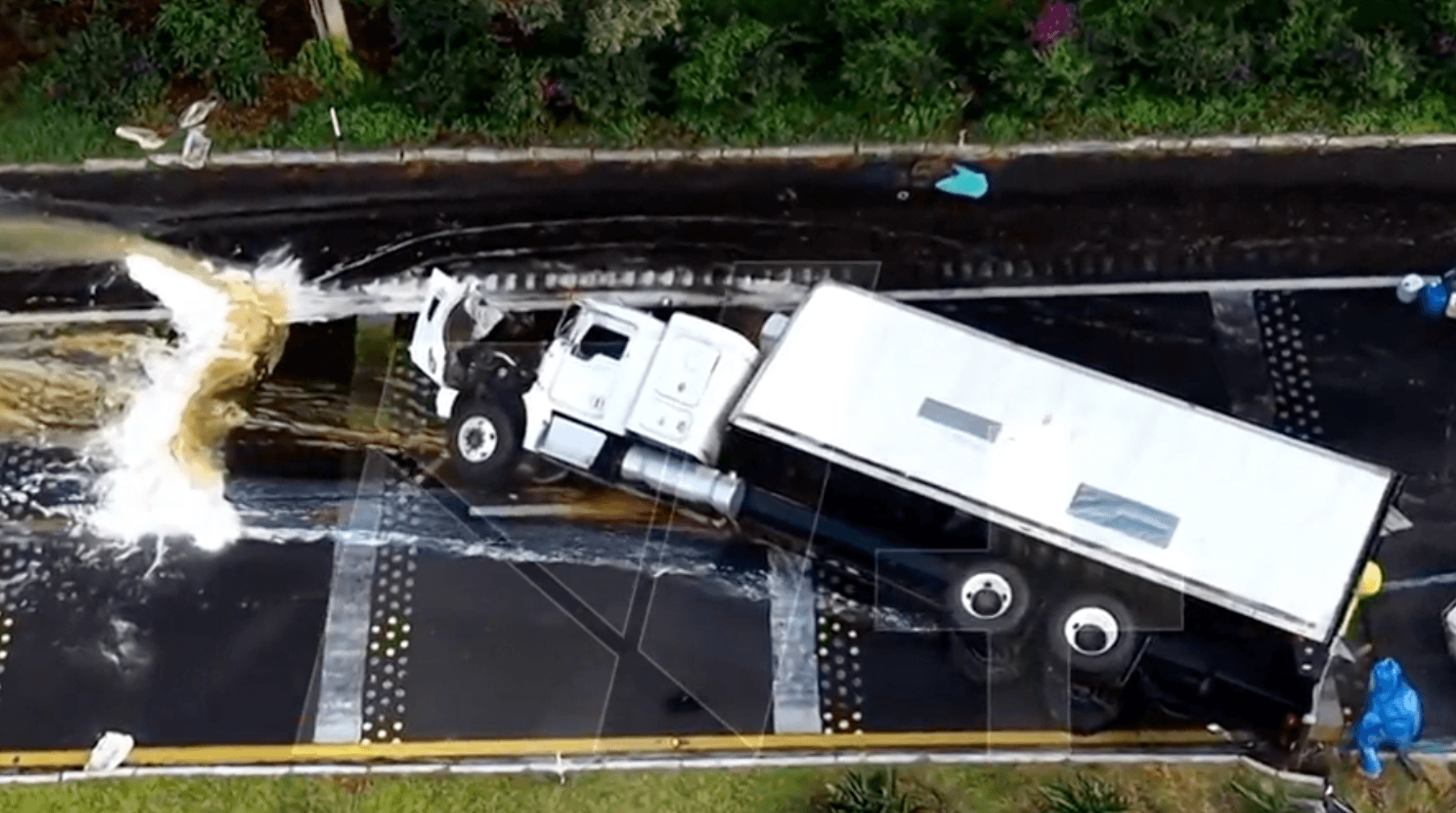 Tráiler cargado con ácido volcado en la México-Cuernavaca el 29 de julio 2026.