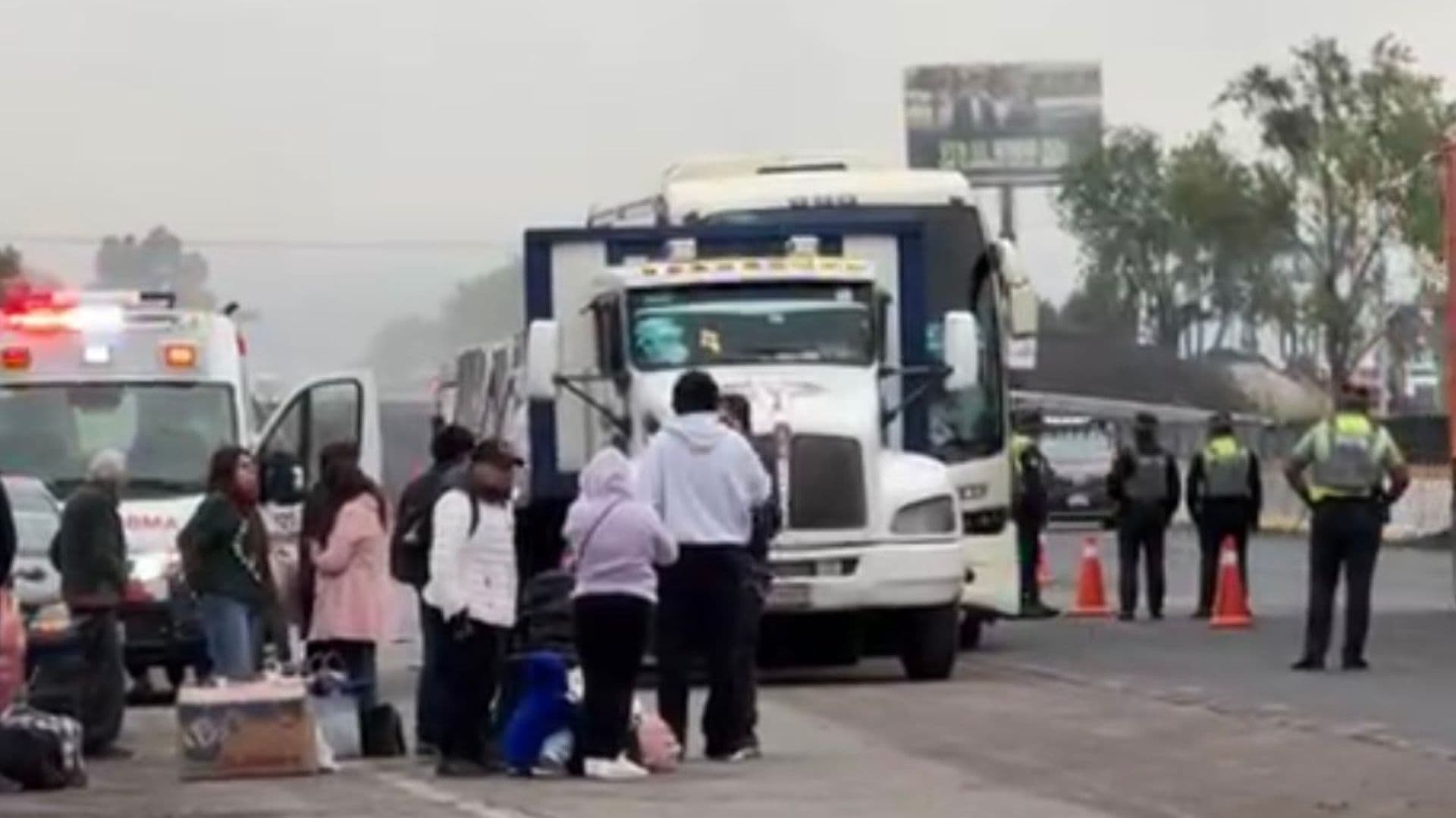 Accidente en la autopista México-Puebla deja cuatro lesionados.
