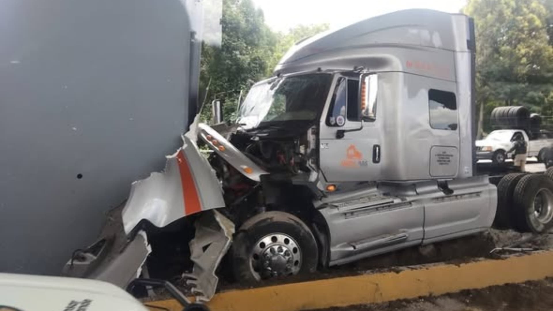 Última Hora: Tráiler se Impacta contra Pilar de la Autopista México-Puebla ¿Qué Pasó?